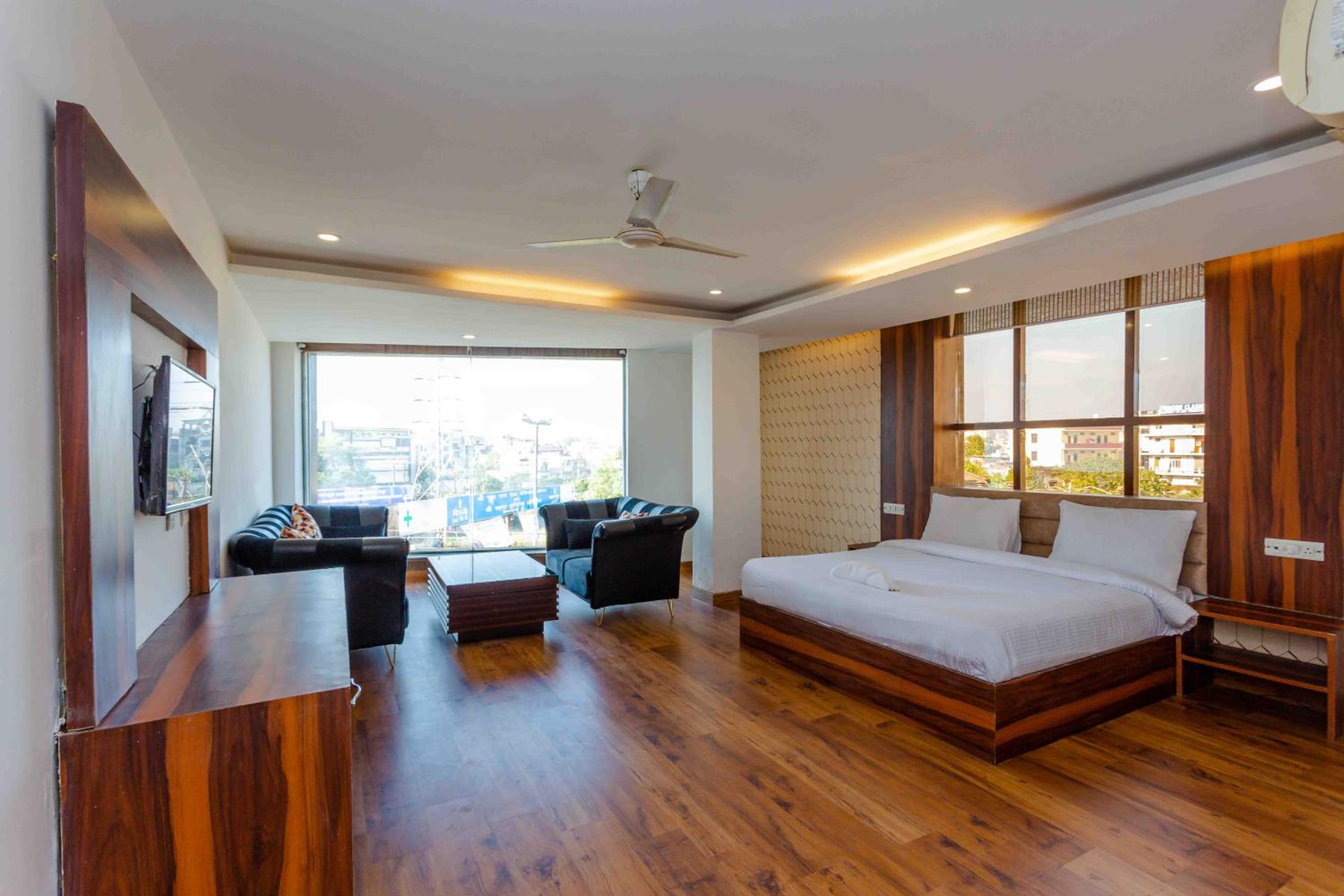 Deluxe Double Room (2 Adults + 1 Child)