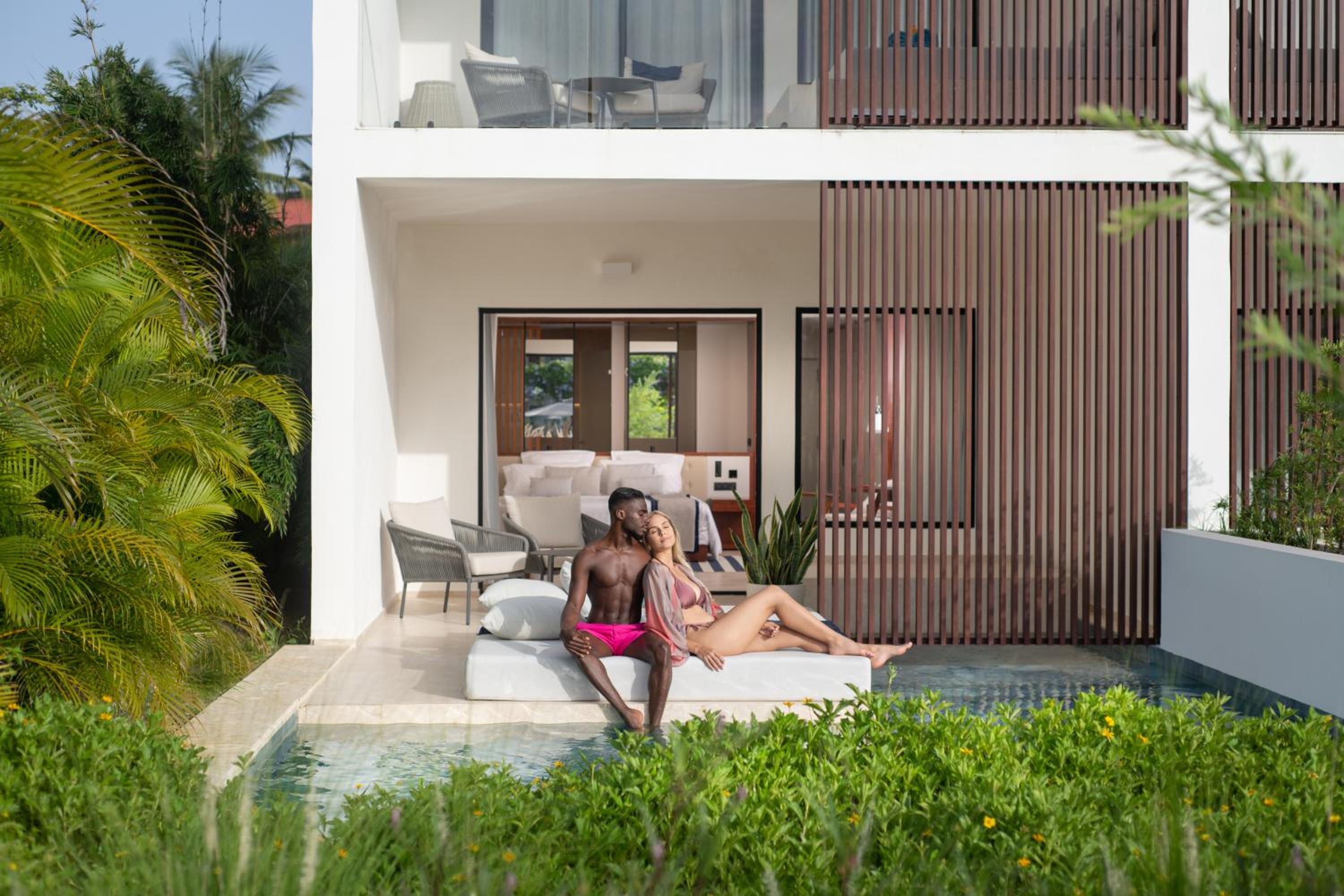 Aqua Junior Suite Swim-Up Pool View