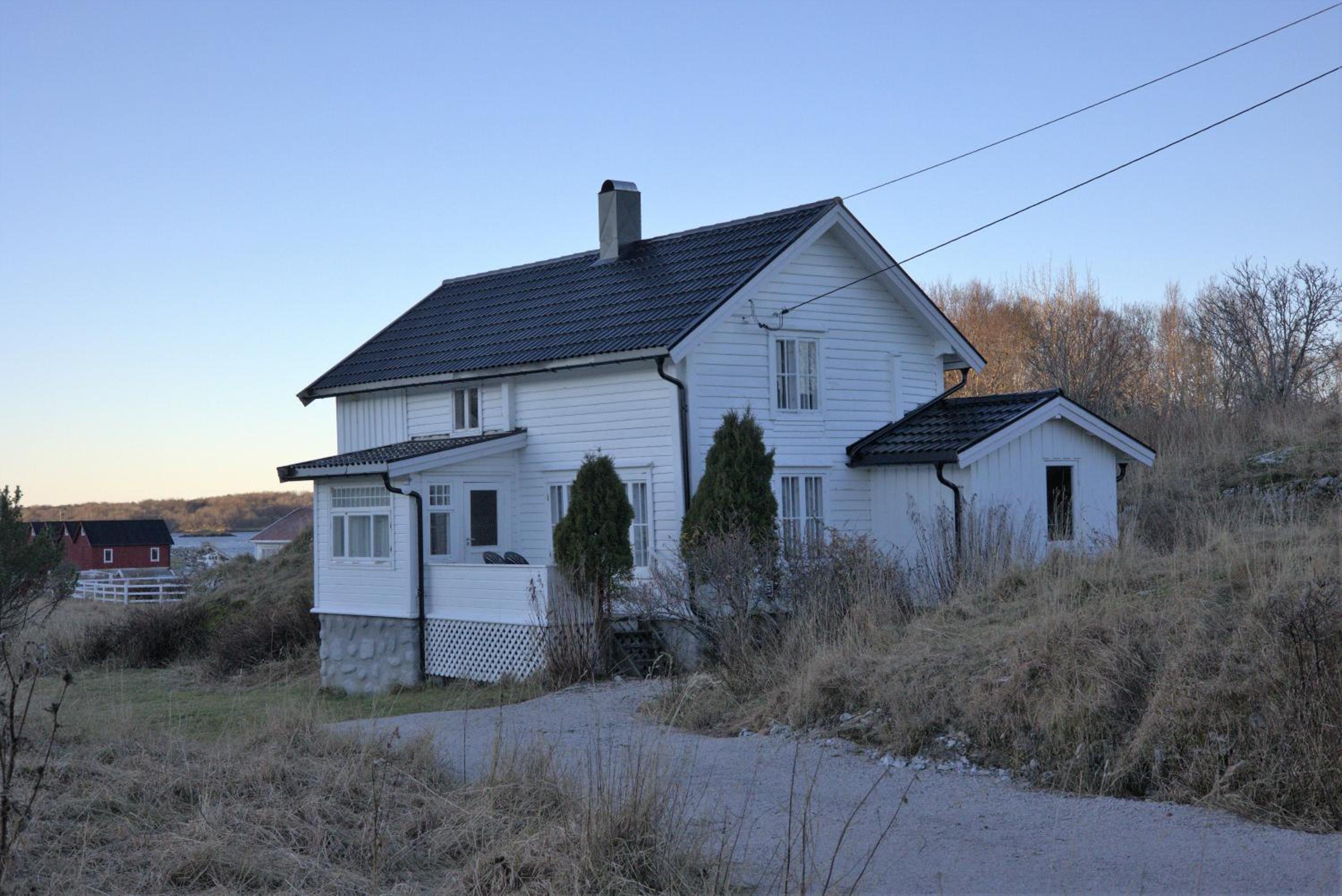 Five-Bedroom House photo 2