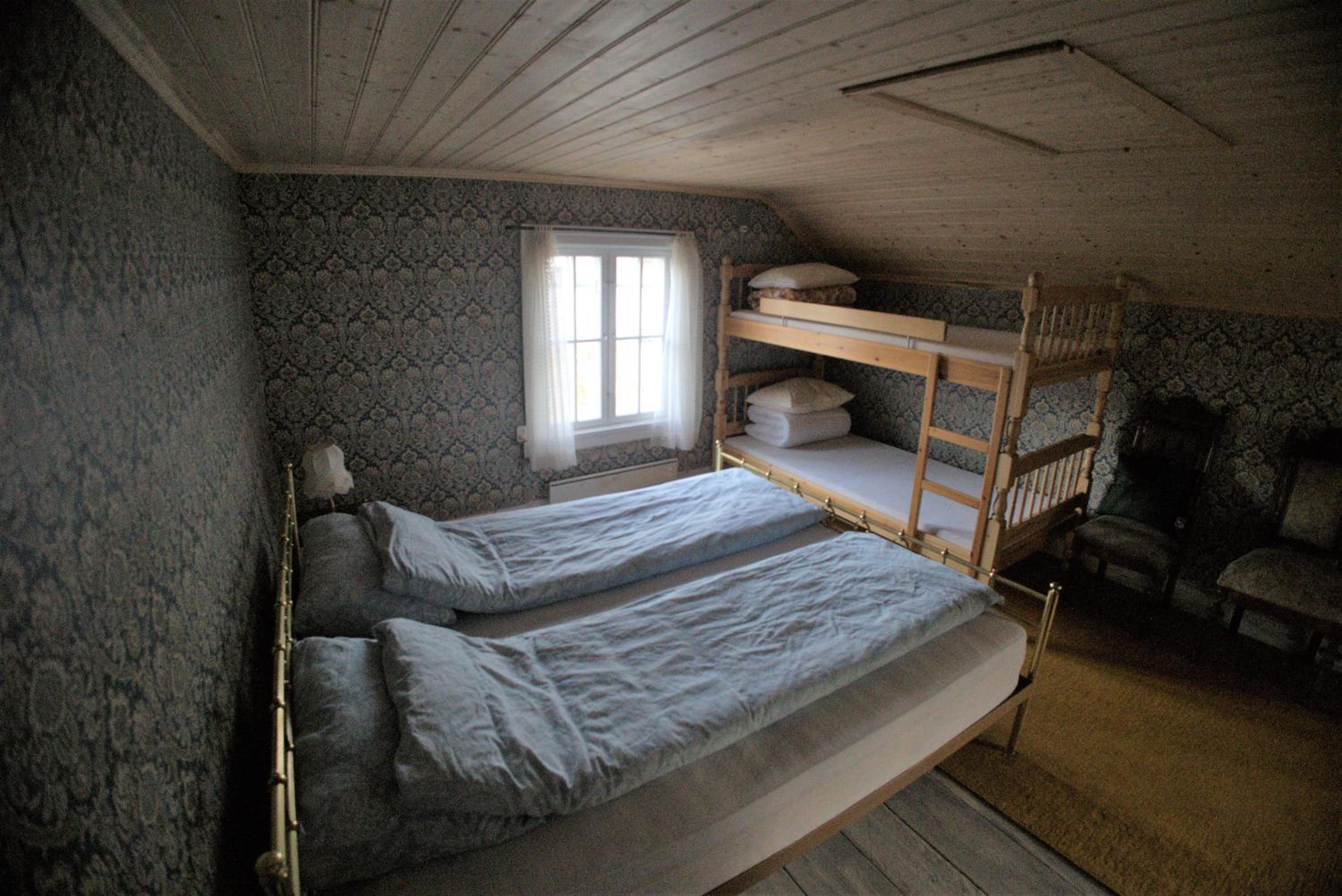 Five-Bedroom House photo 1