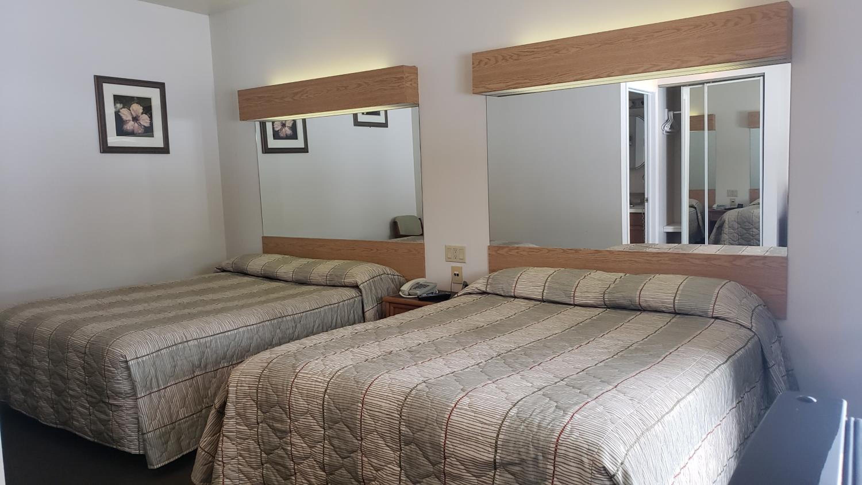 Deluxe Queen Room with Two Queen Beds - Photo 2