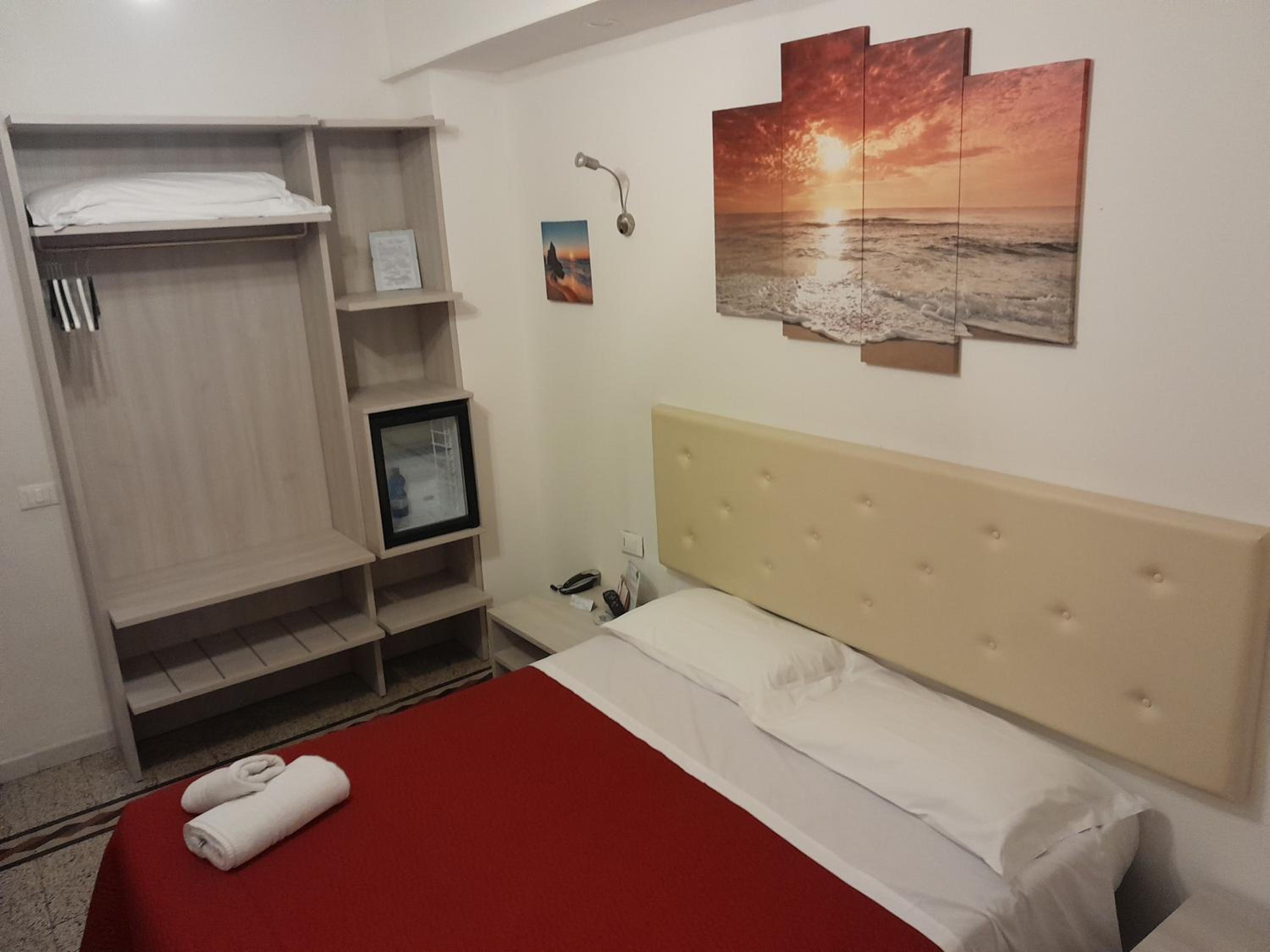 Double or Twin Room with Bathroom - Photo 2