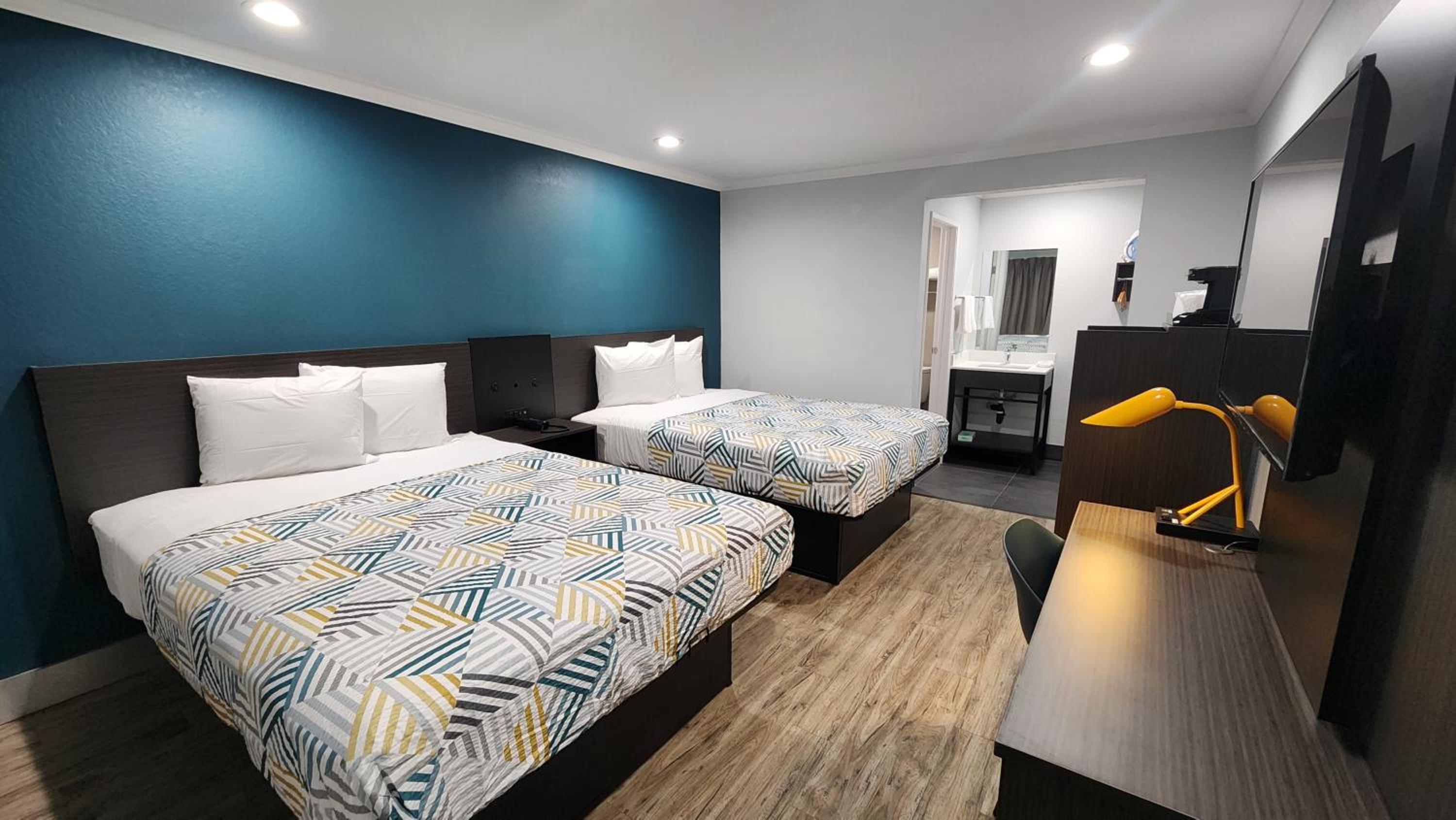 Queen Room with Two Queen Beds - Non-Smoking - Photo 25
