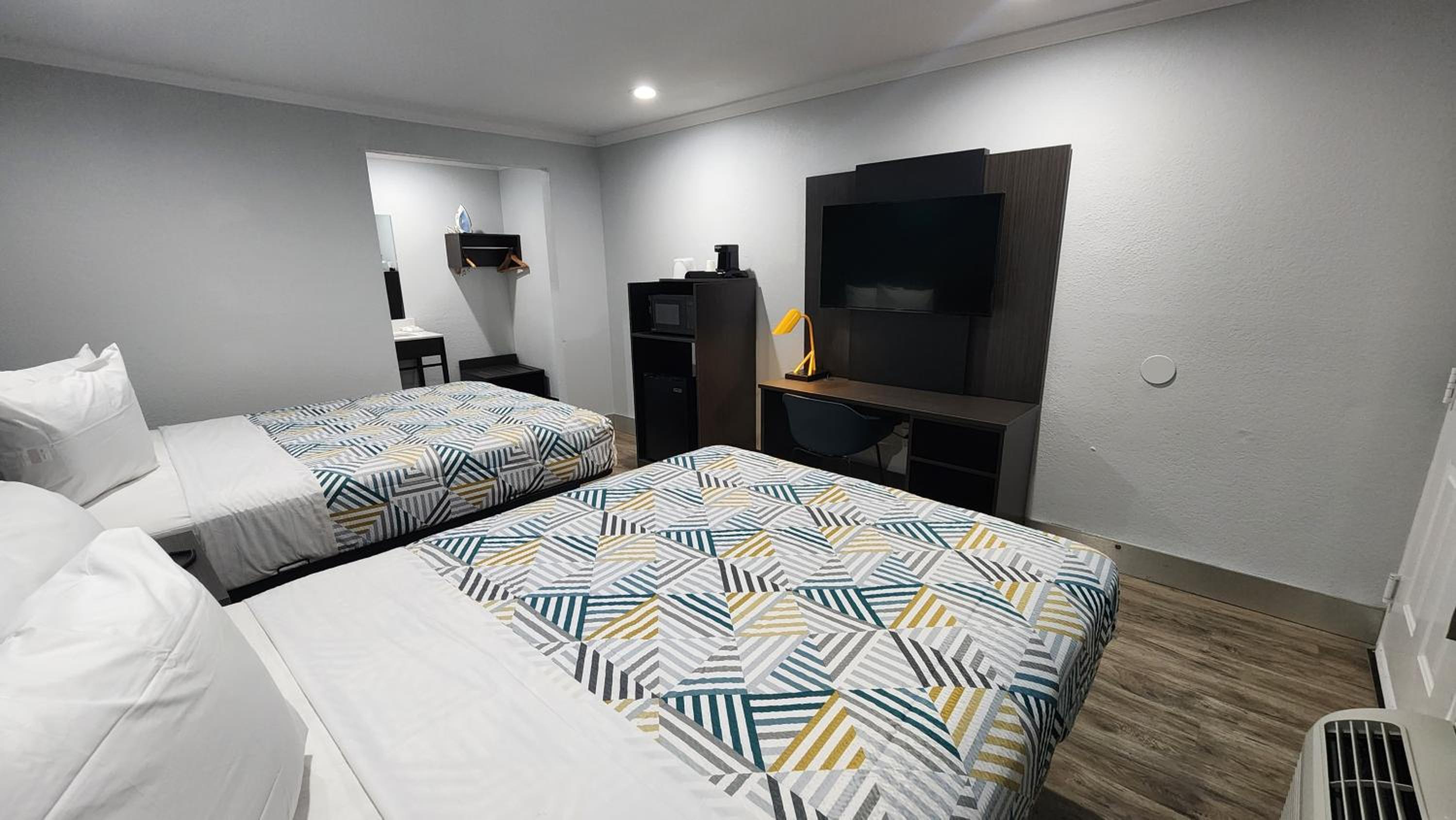 Queen Room with Two Queen Beds - Non-Smoking - Photo 27