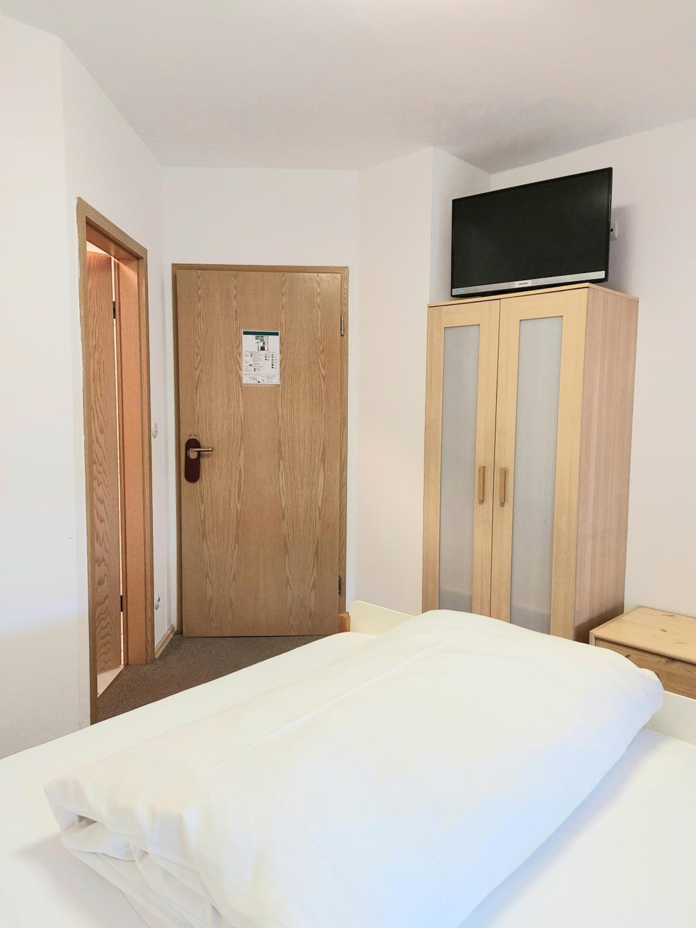Twin Room - Photo 3
