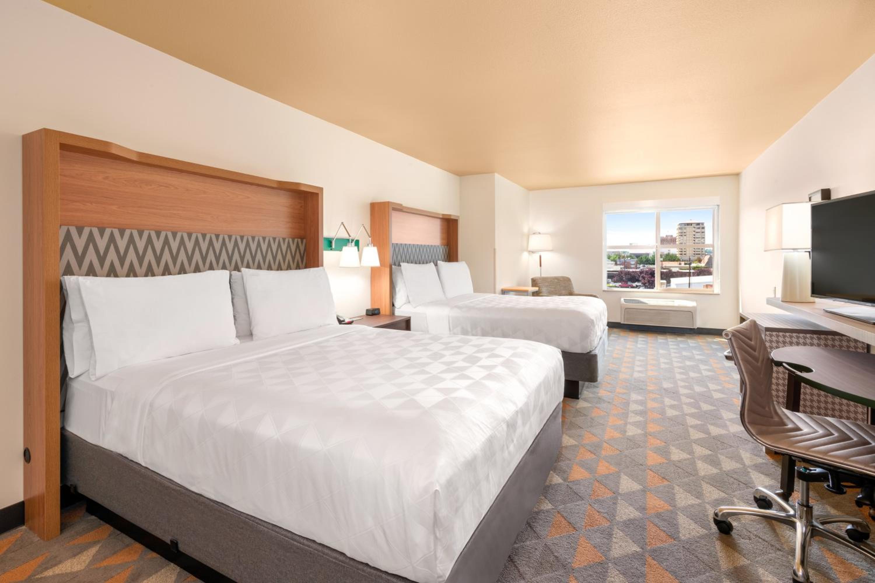 Standard Queen Room with Two Queen Beds - Photo 2