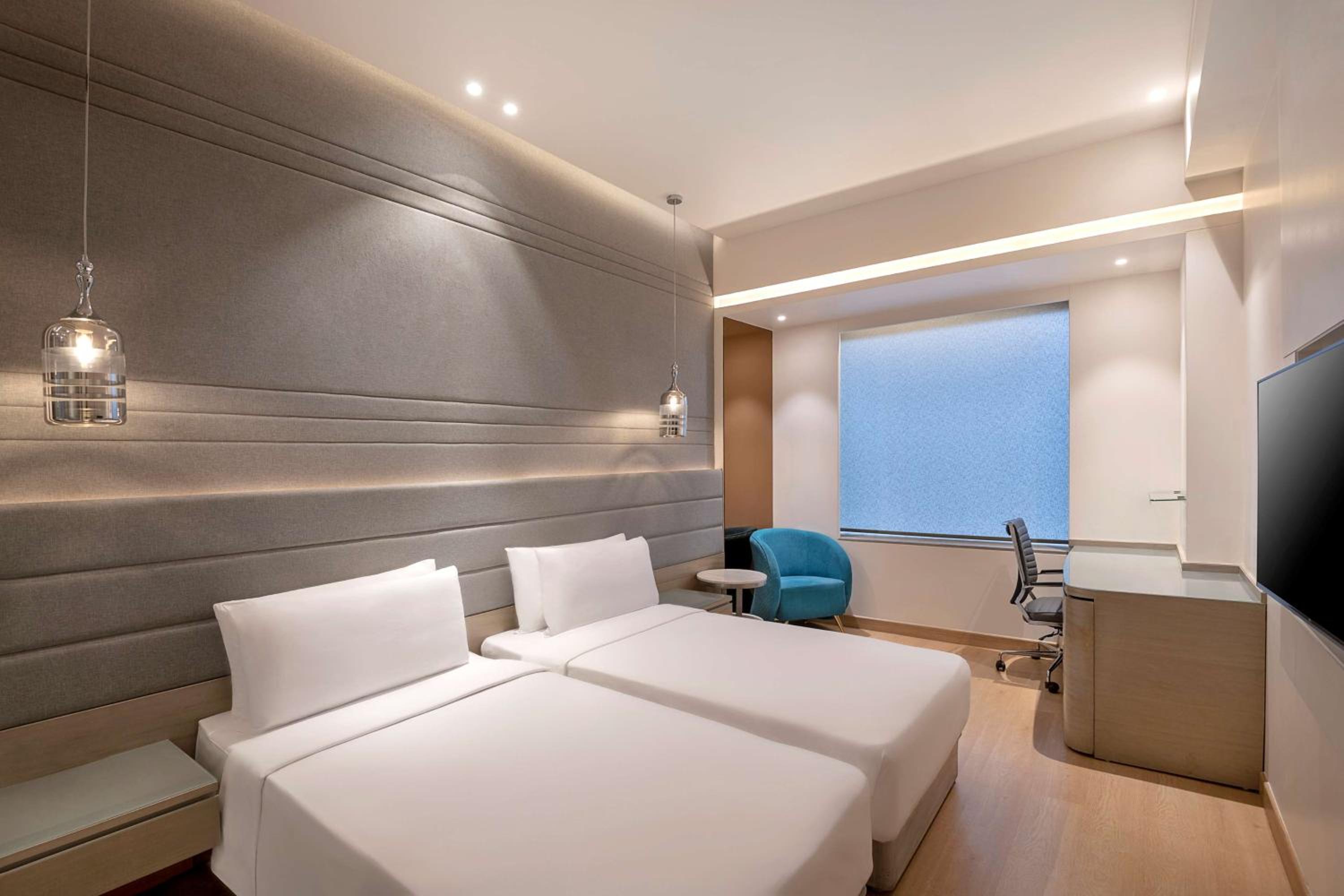 Superior Room - 1+1 on selected brands during Happy hours (6pm to 8pm) at Sky Grill bar, 20% discount on F&B amd Concierge ((Airport/Railway station/office Etc.. pickup & Drop ). - Photo 1