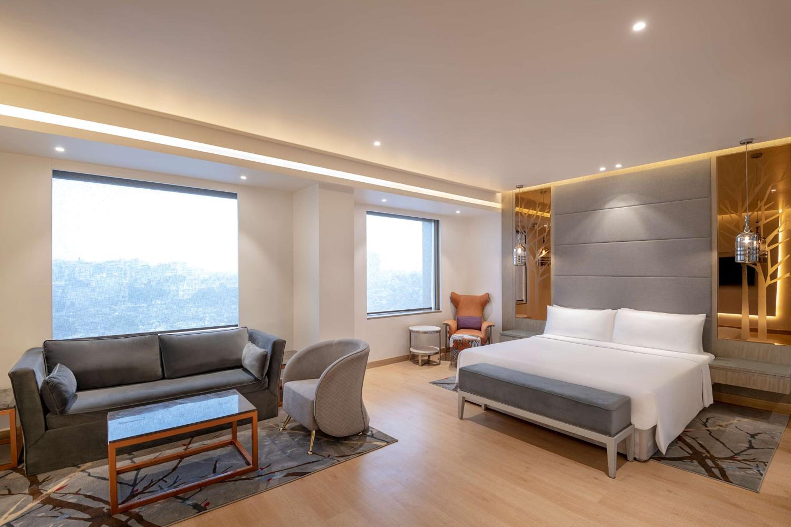 Suite - Unlimited pour during happy hours between 6 to 8 pm at Sky grill, 3 pcs fruit platter, 2 varieties of home-made cookies, 4 pcs laundry complimentary per suite per day - Photo 7