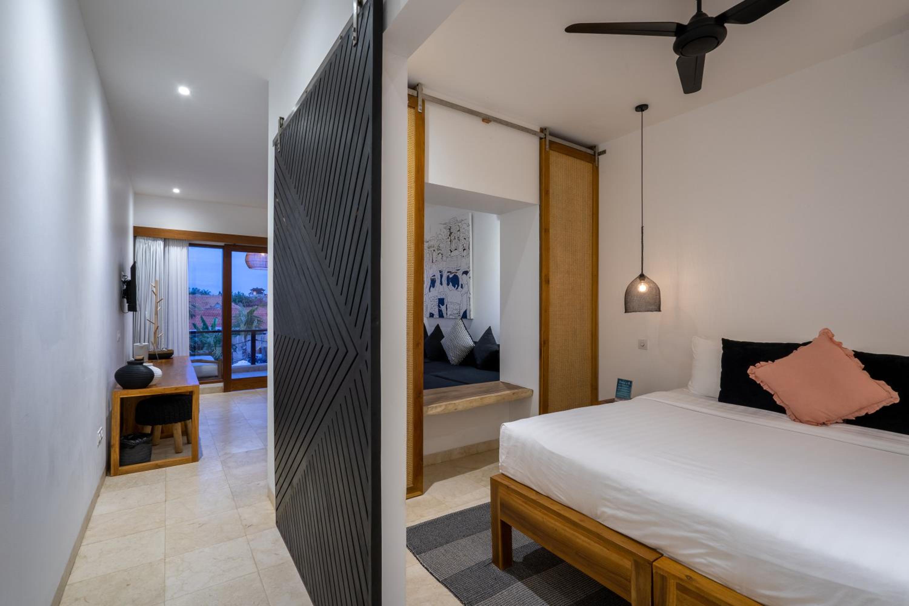 Junior Suite with Pool View photo 2