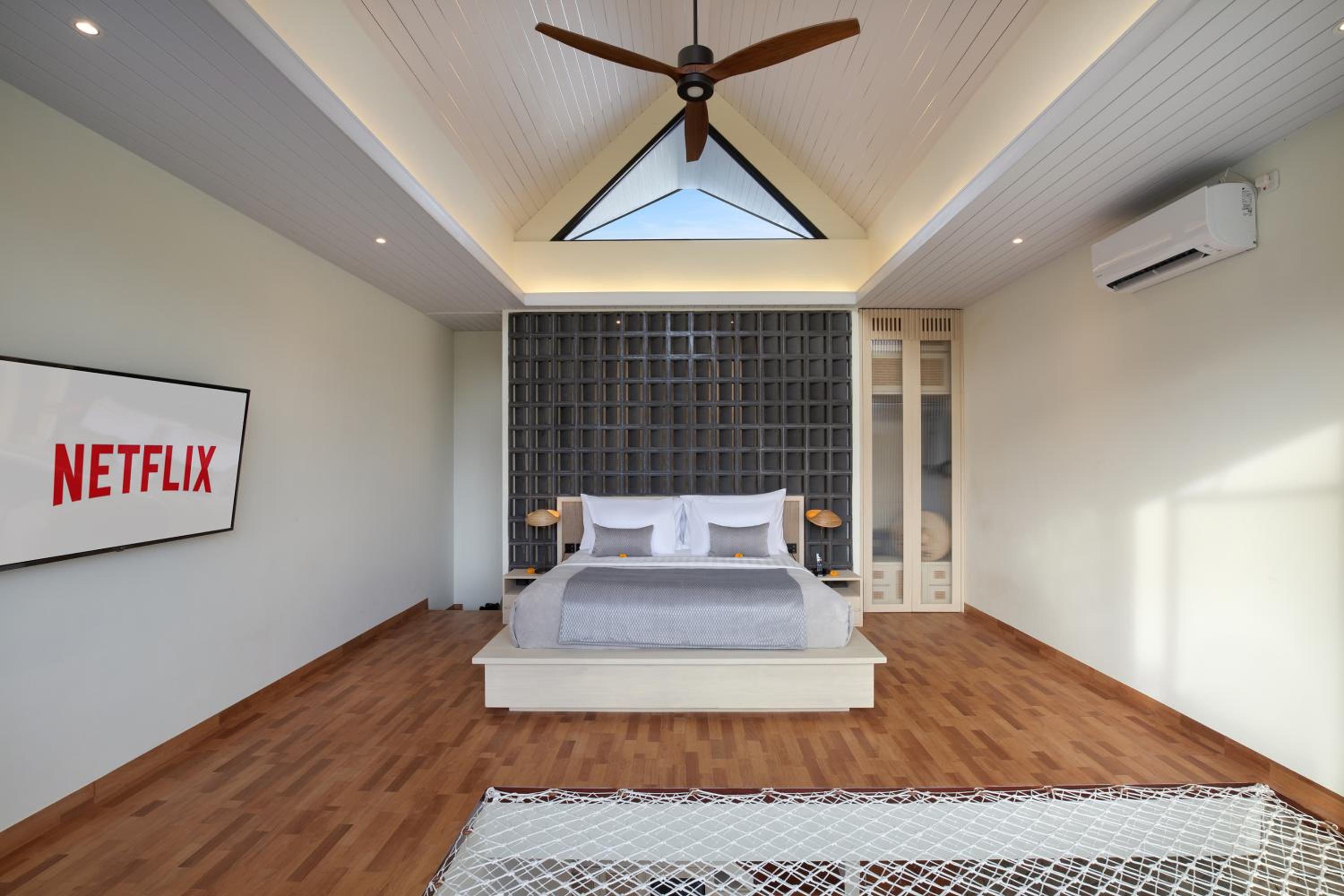 Smart Loft One Bedroom Villa with Private Pool and Jacuzzi - Photo 10