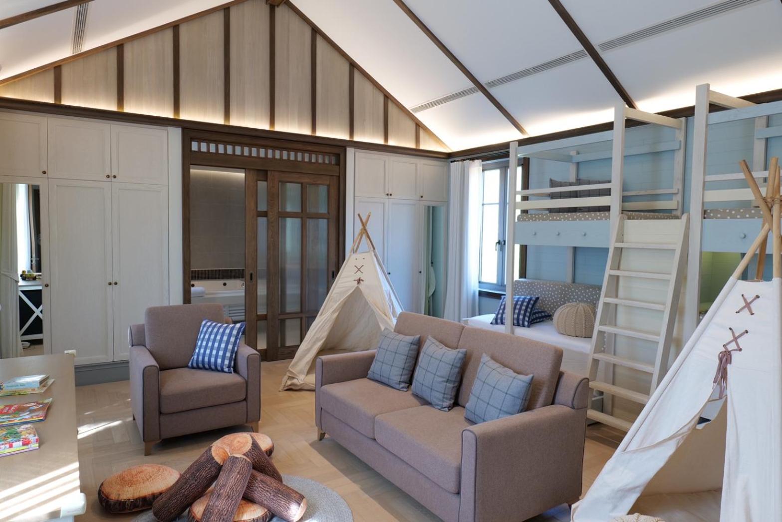 Six-Bedroom House - Photo 30