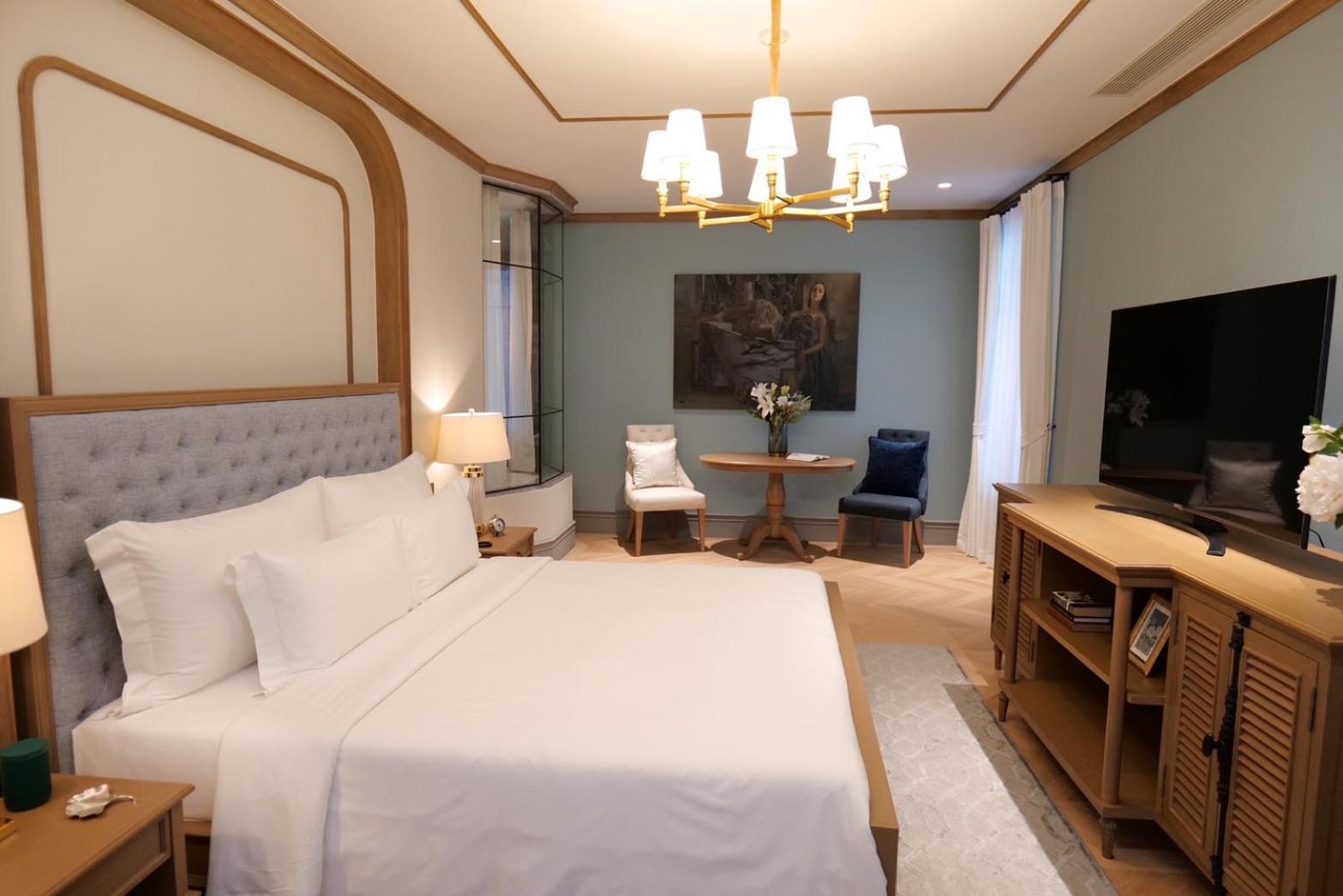 Six-Bedroom House - Photo 27