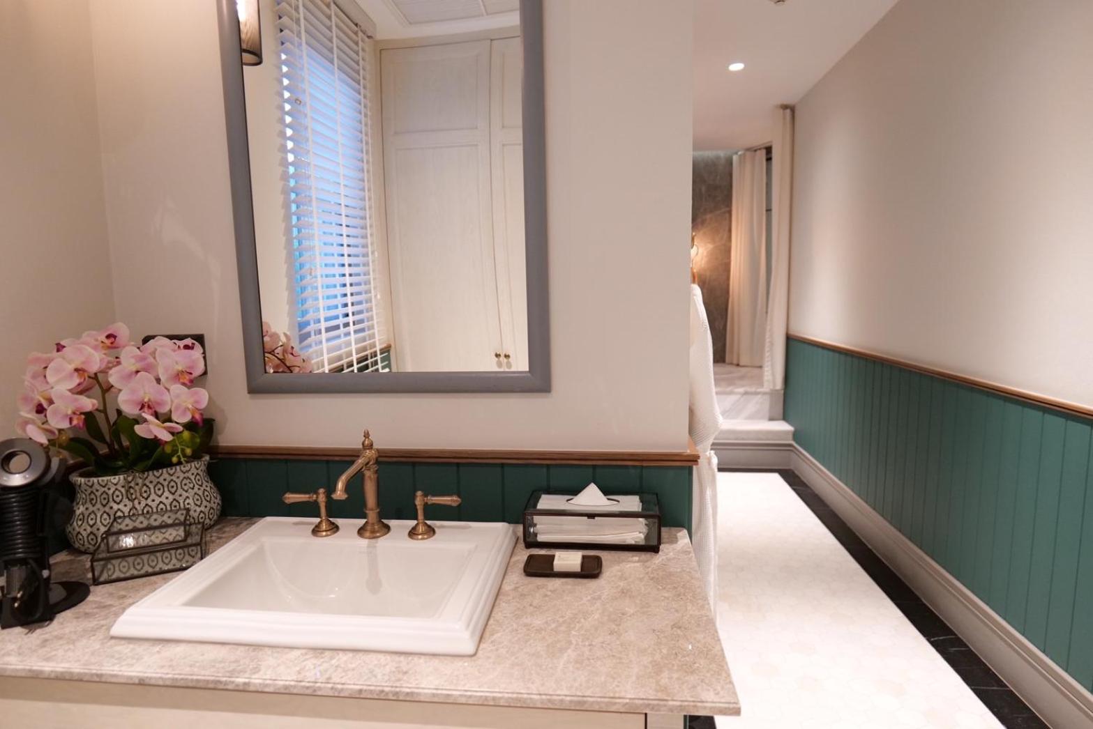 Six-Bedroom House - Photo 25