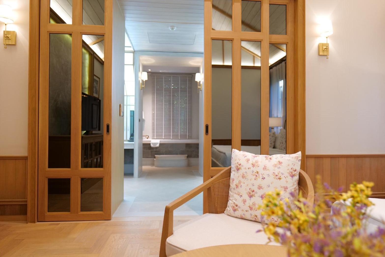 Six-Bedroom House - Photo 24