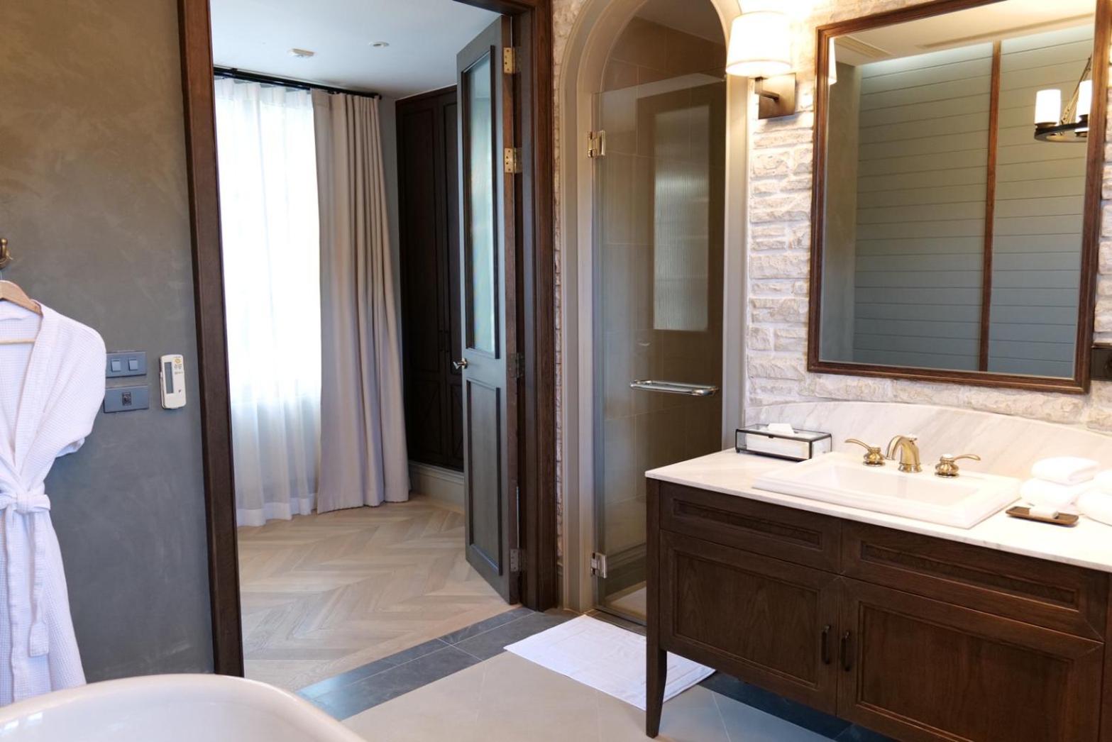 Six-Bedroom House - Photo 19