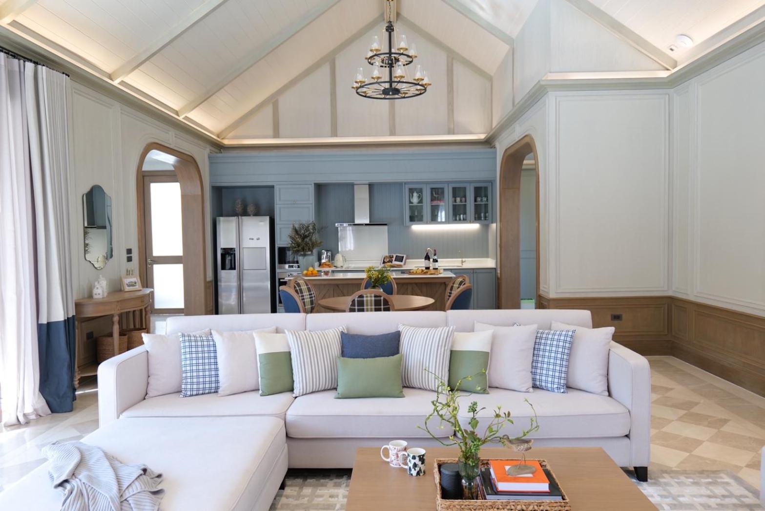 Six-Bedroom House - Photo 1