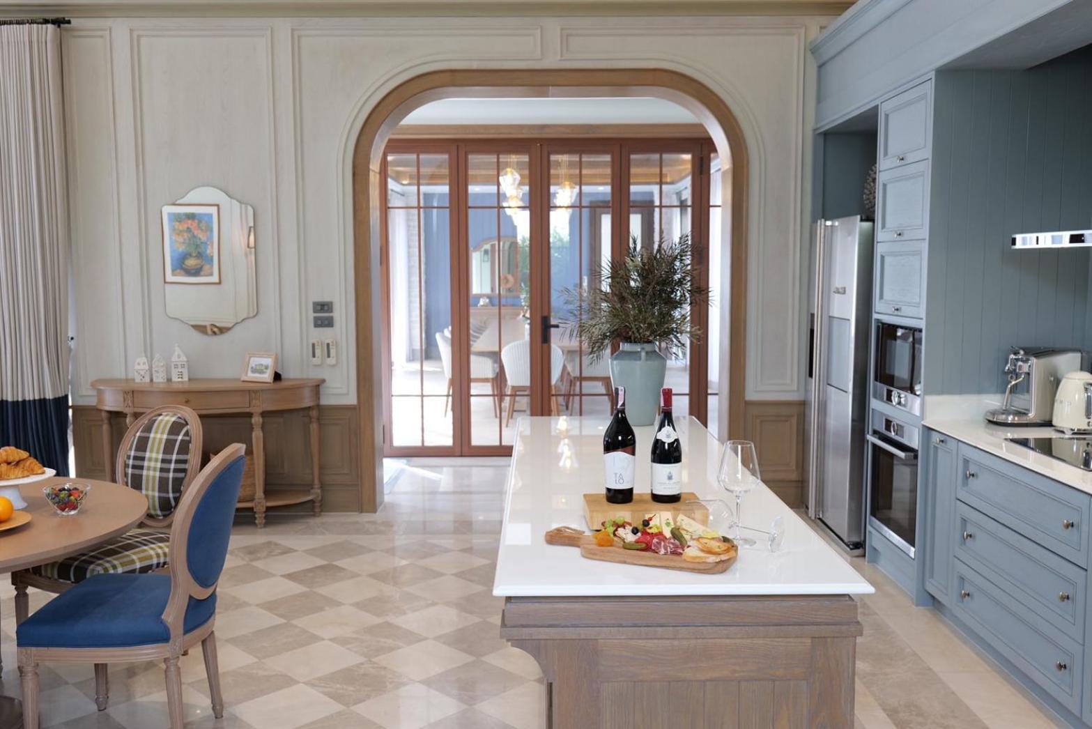 Six-Bedroom House - Photo 10
