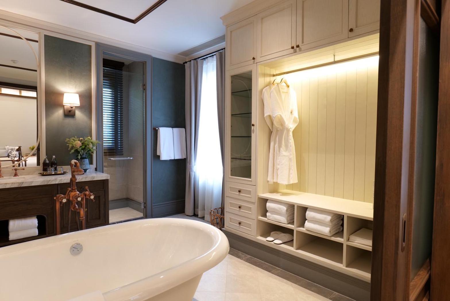Six-Bedroom House - Photo 16