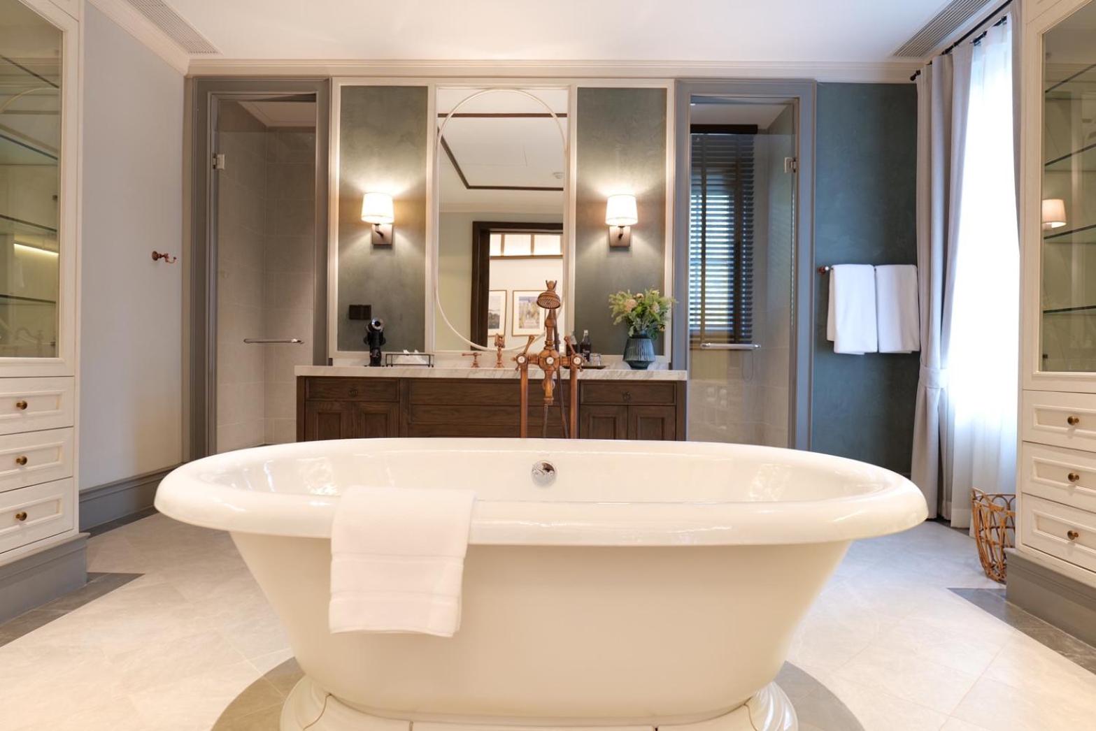 Six-Bedroom House - Photo 14