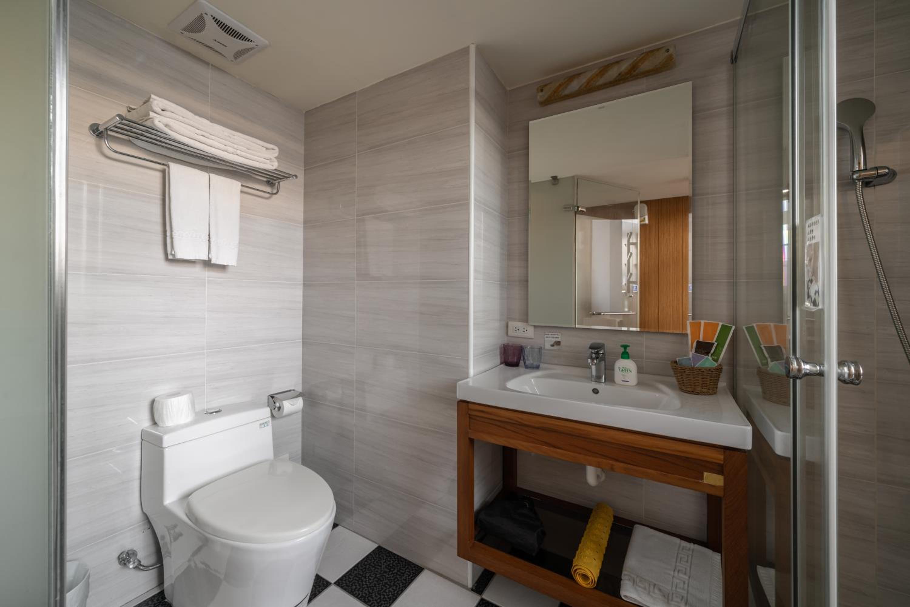 Standard Double Room - Photo 12