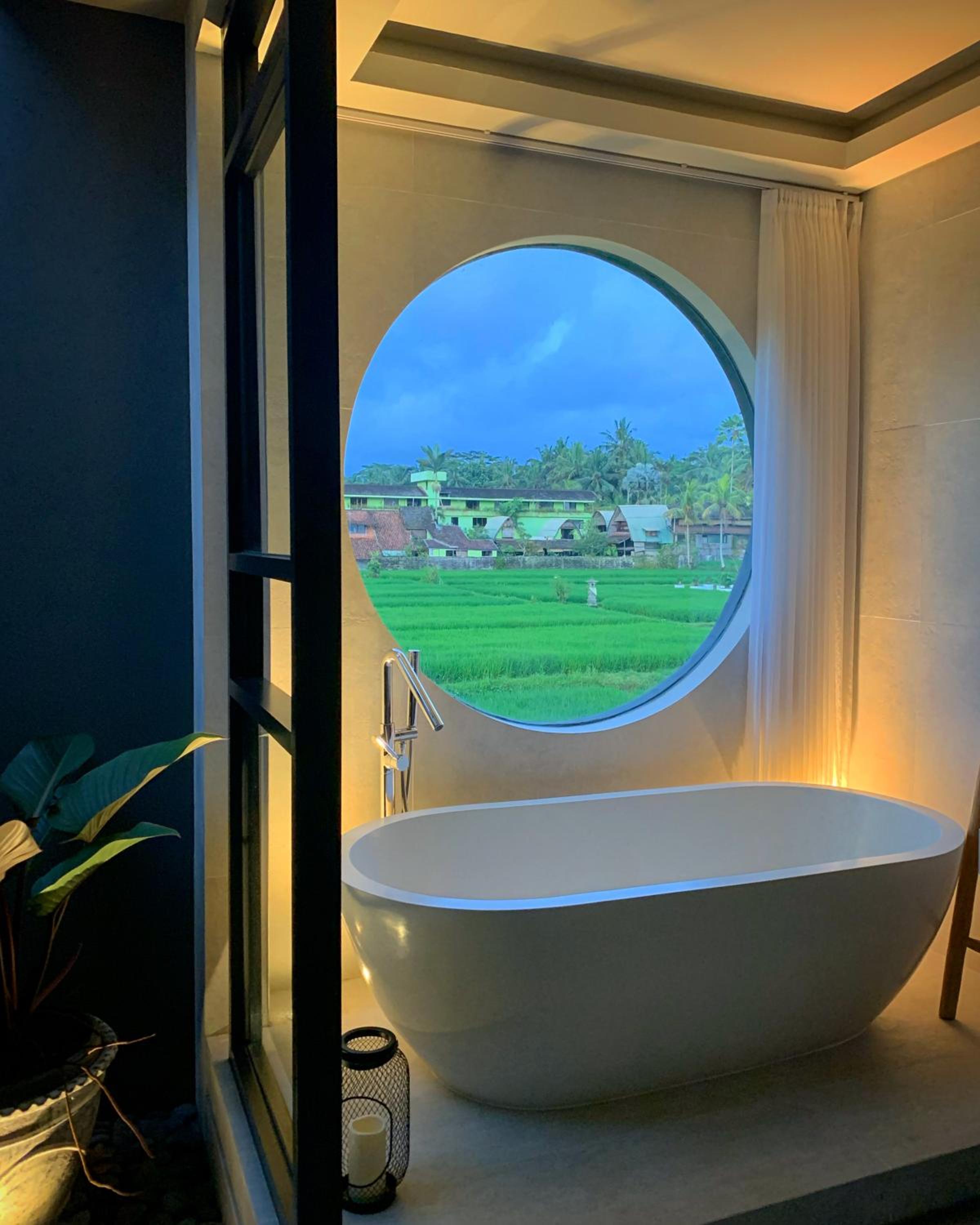 Suite with Pool View - Photo 11