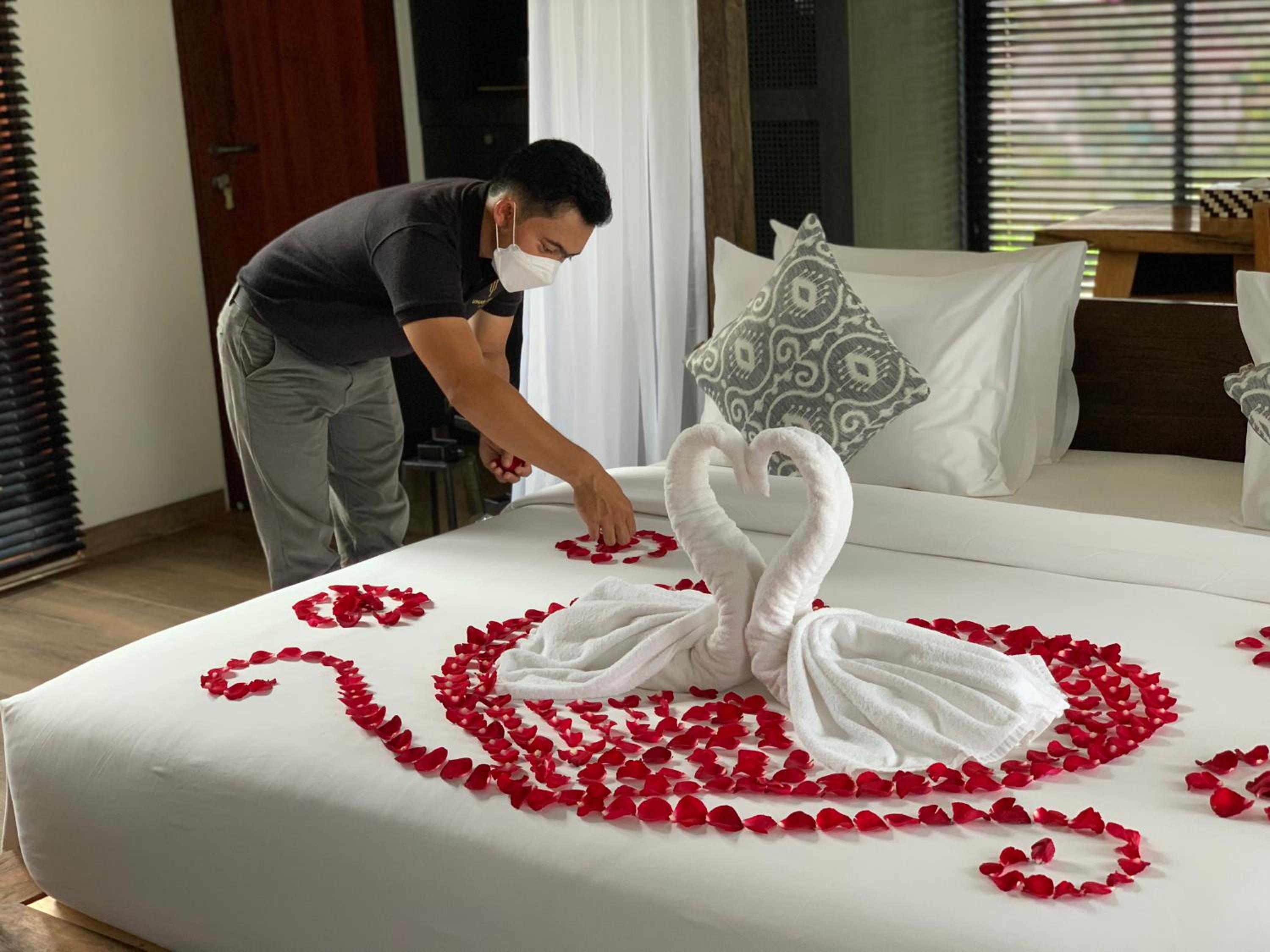 King Suite with Pool View - Photo 14