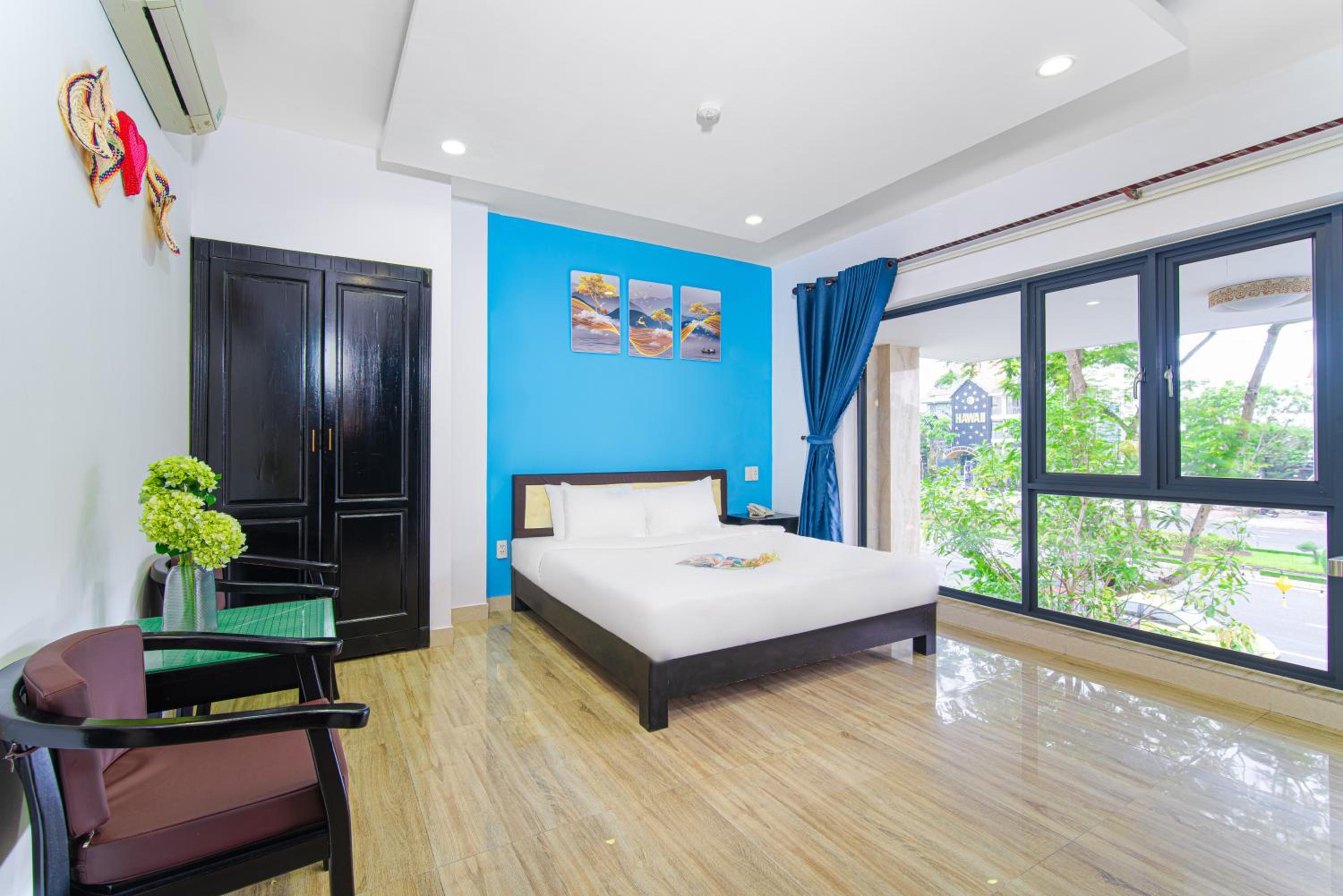 Deluxe Double Room with Big Window - City View