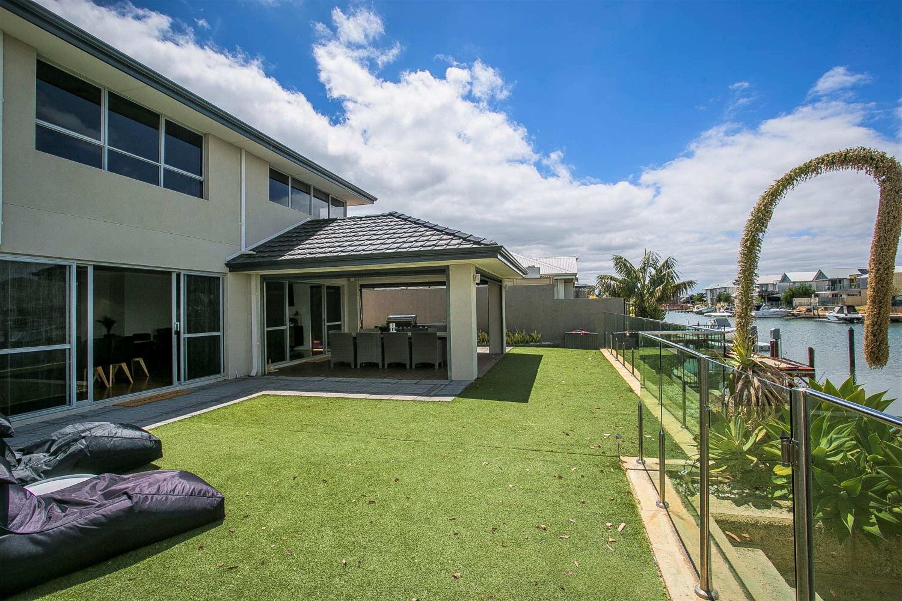 Six-Bedroom House photo 2