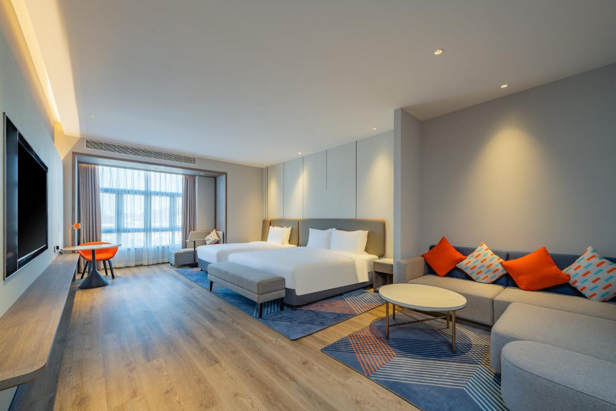 Standard King Room with One Kids Bed - Photo 3
