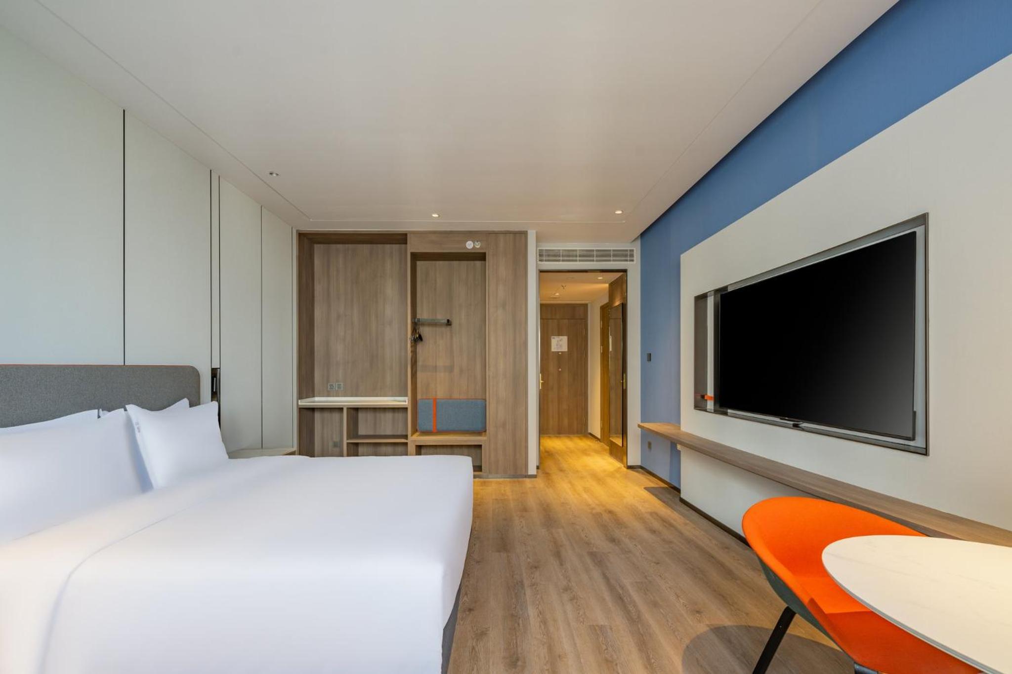 Standard King Room with Extra Floor Space - Photo 4