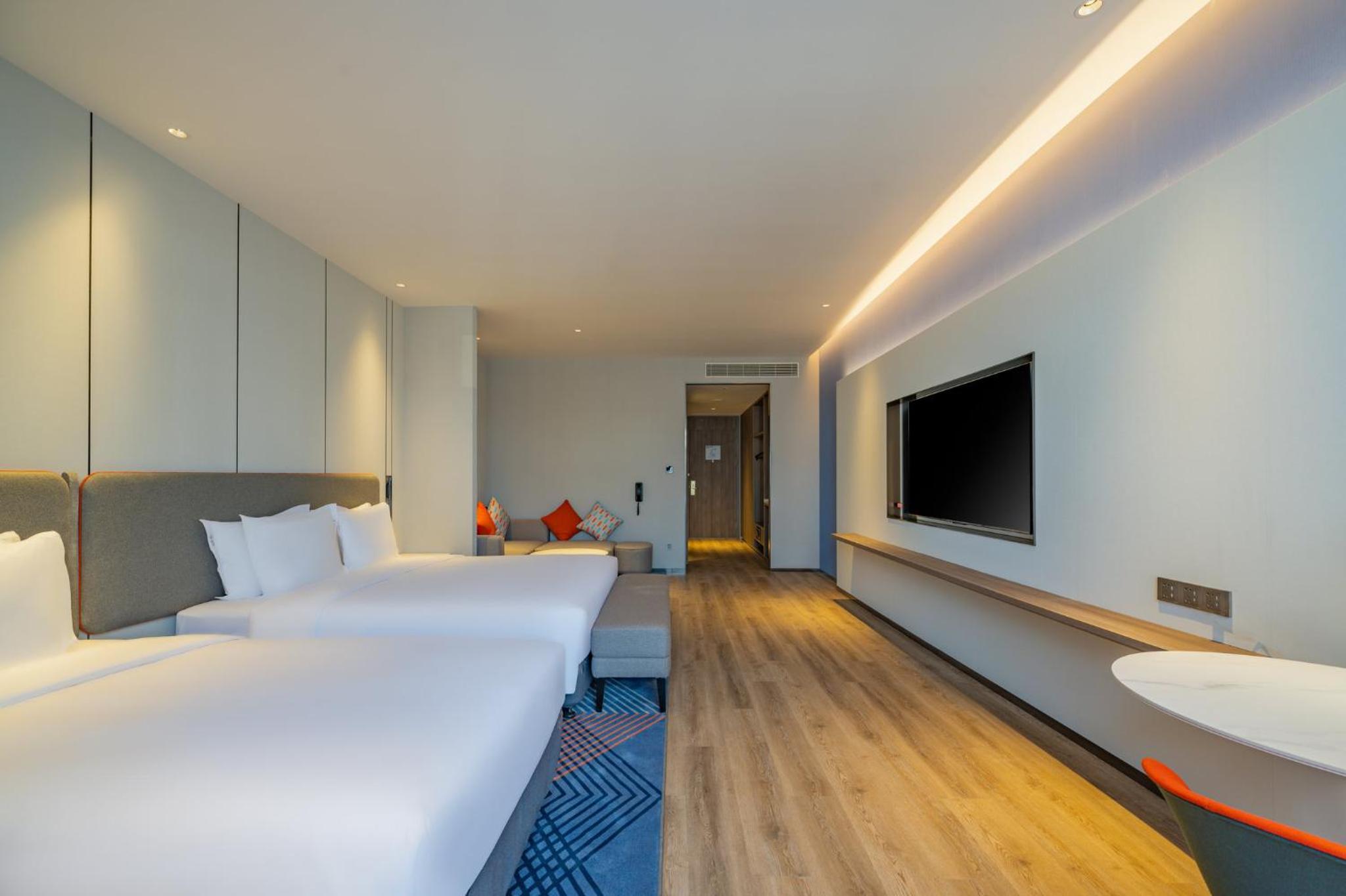 Standard King Room with One Kids Bed - Photo 4