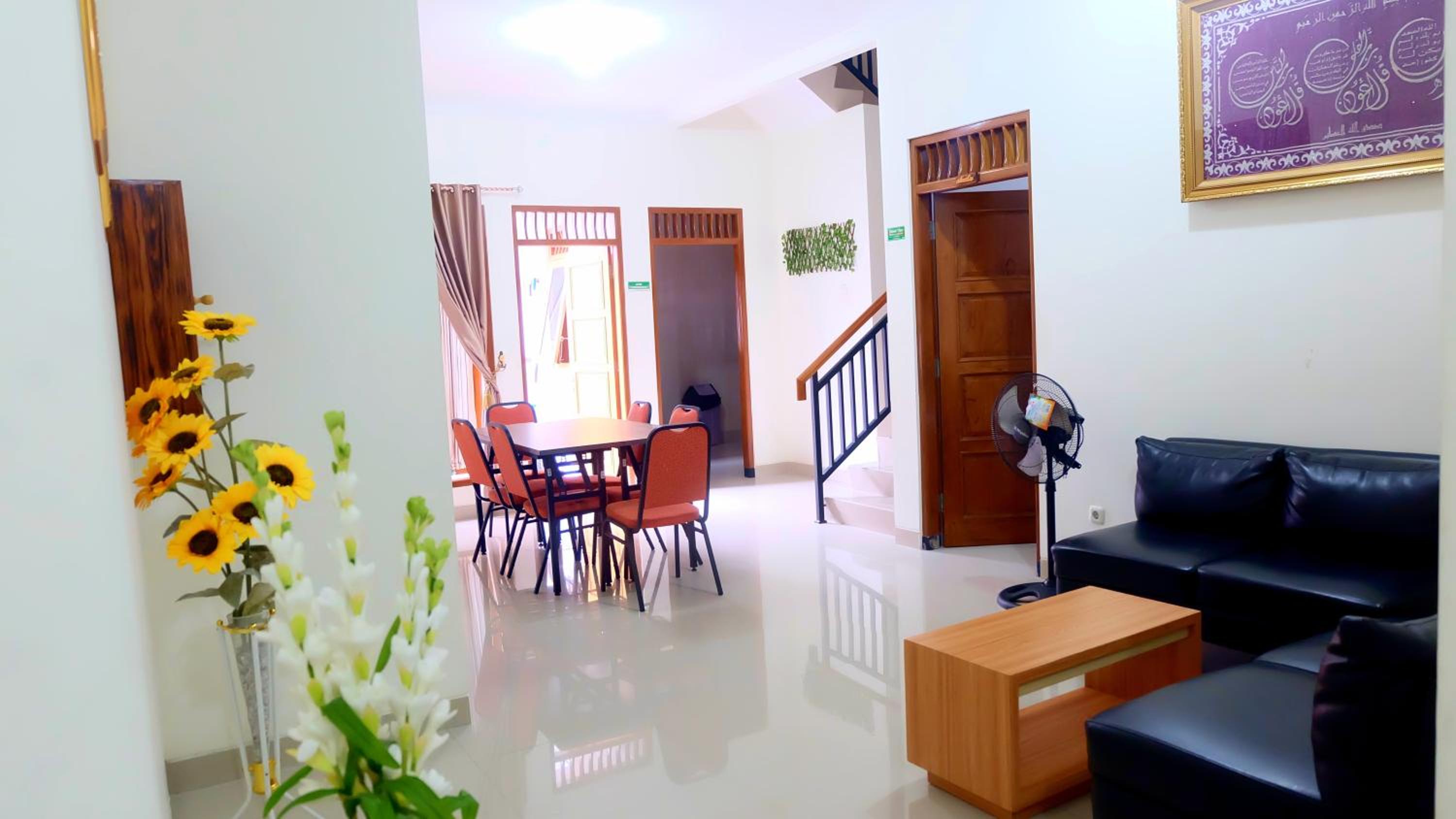 Six-Bedroom House - Photo 23