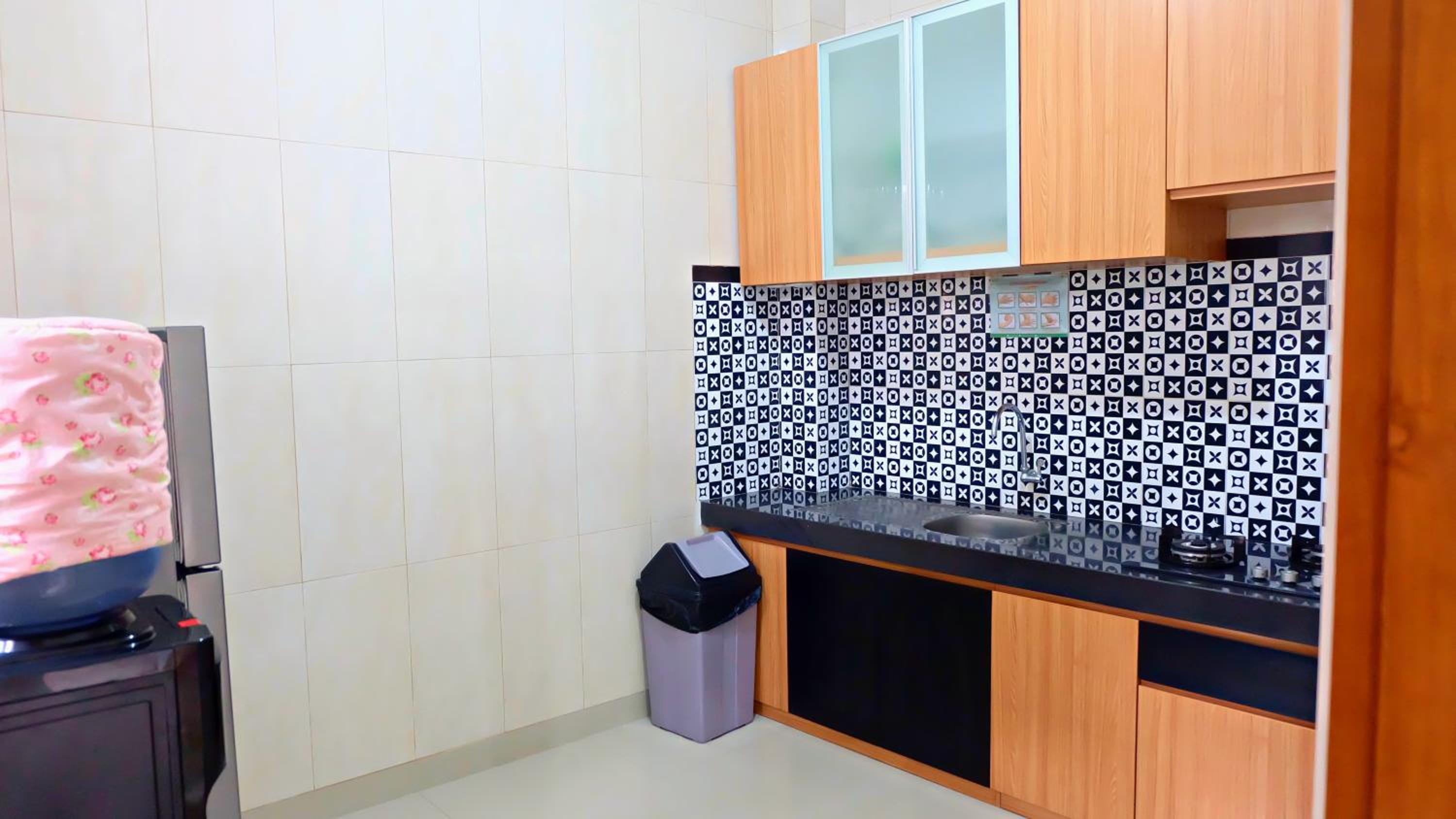 Six-Bedroom House - Photo 2