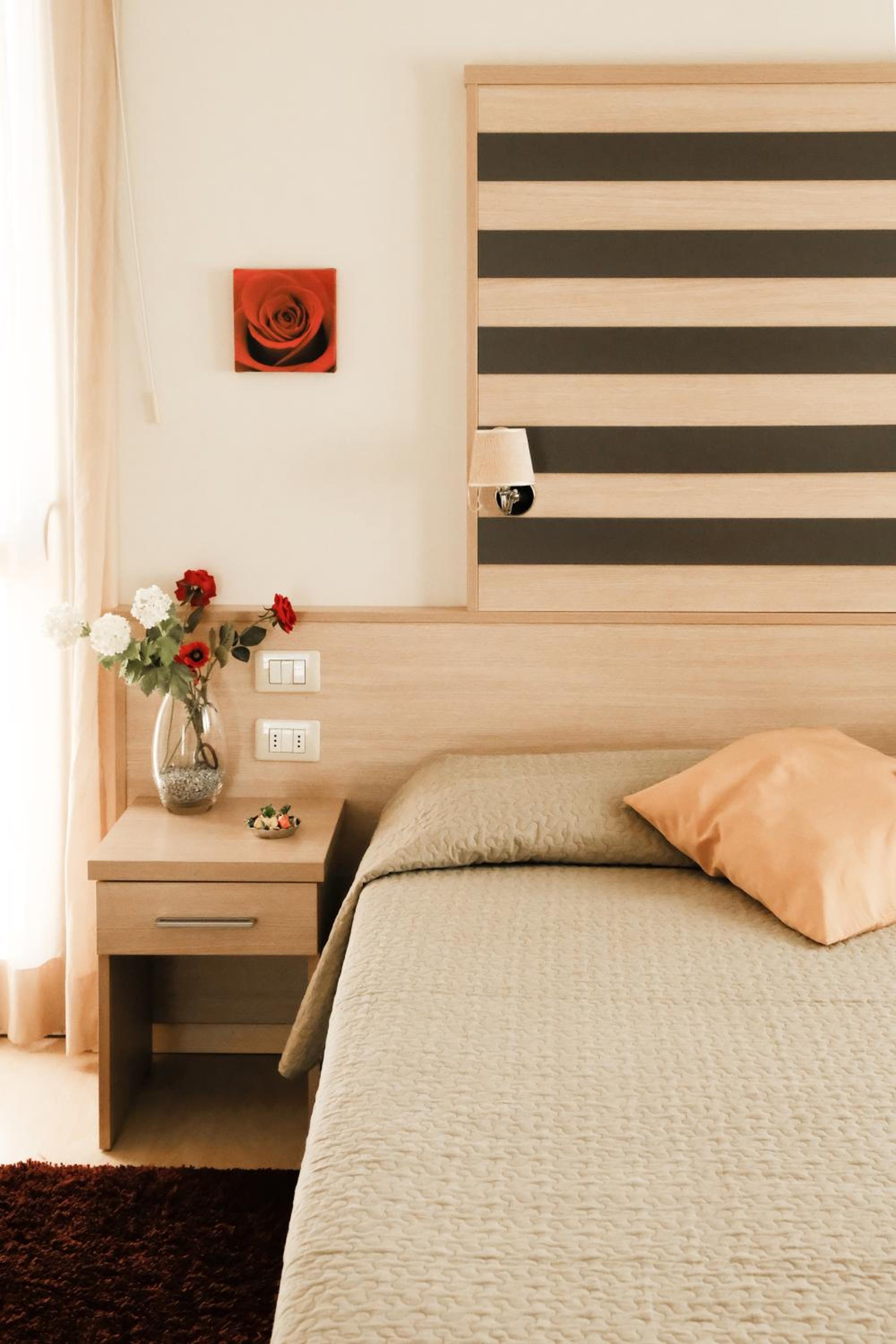 Queen Room - Disability Access - Photo 1