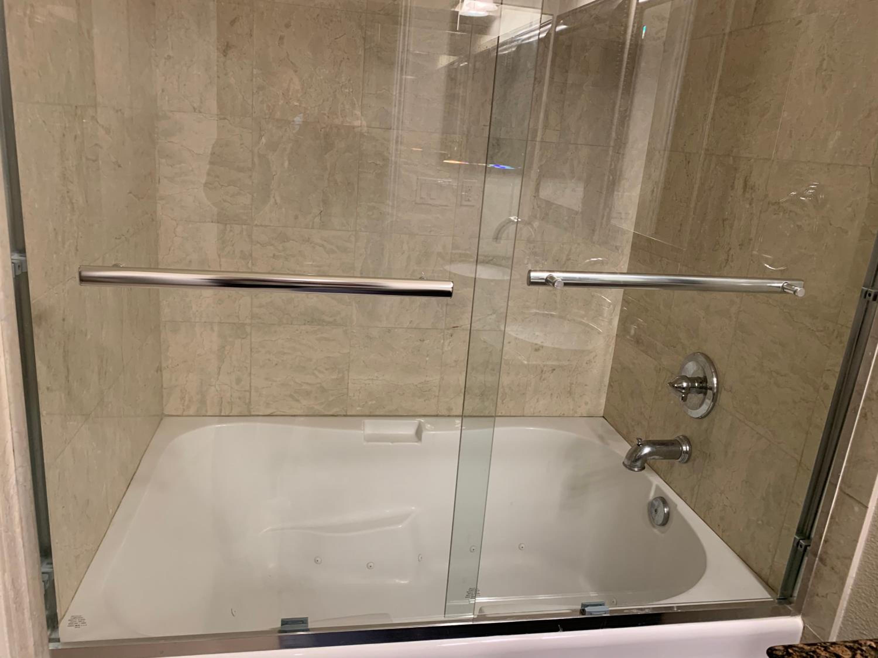 Deluxe Suite with Spa Bath photo 2