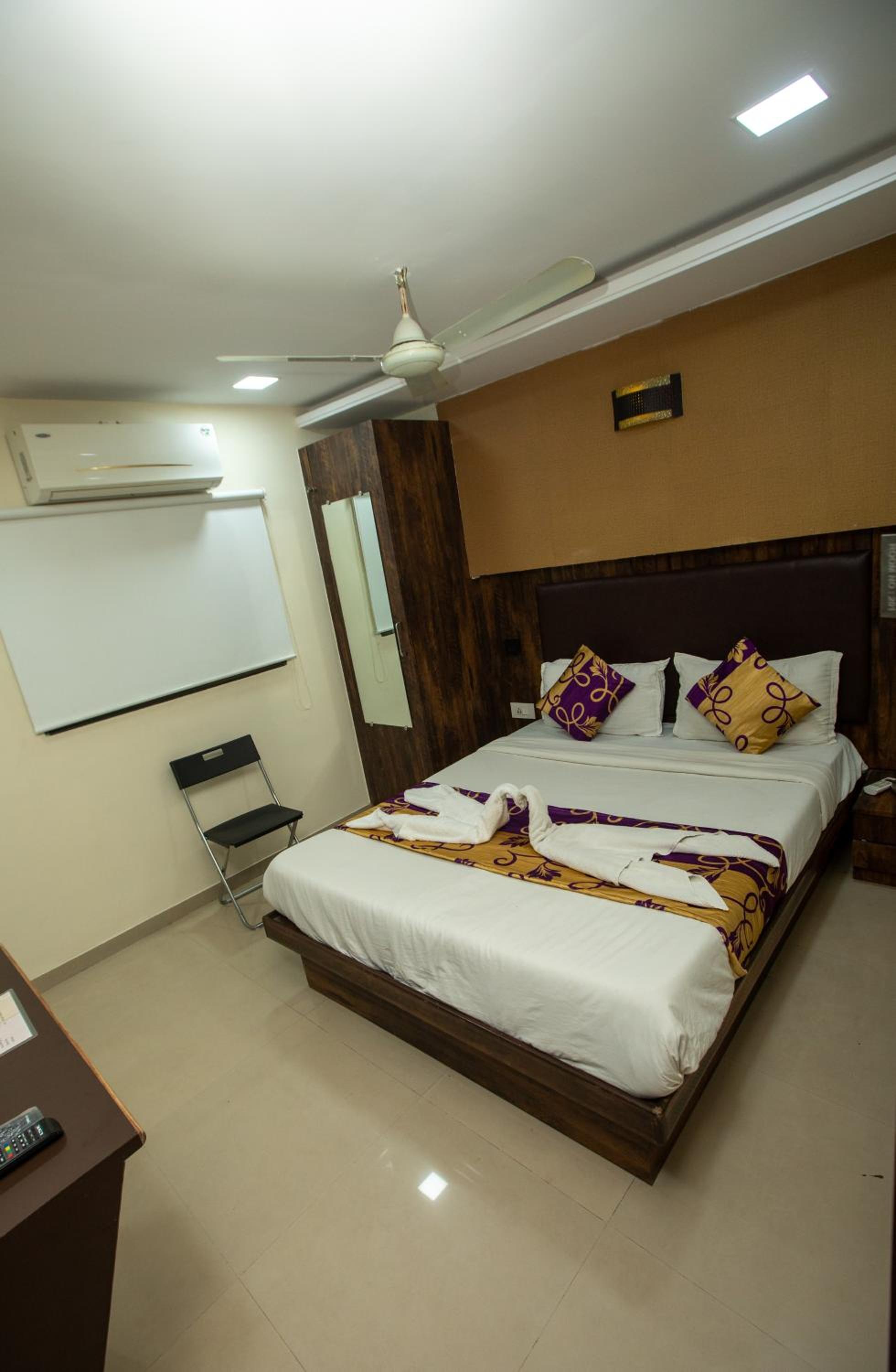 Deluxe Room - Photo 37