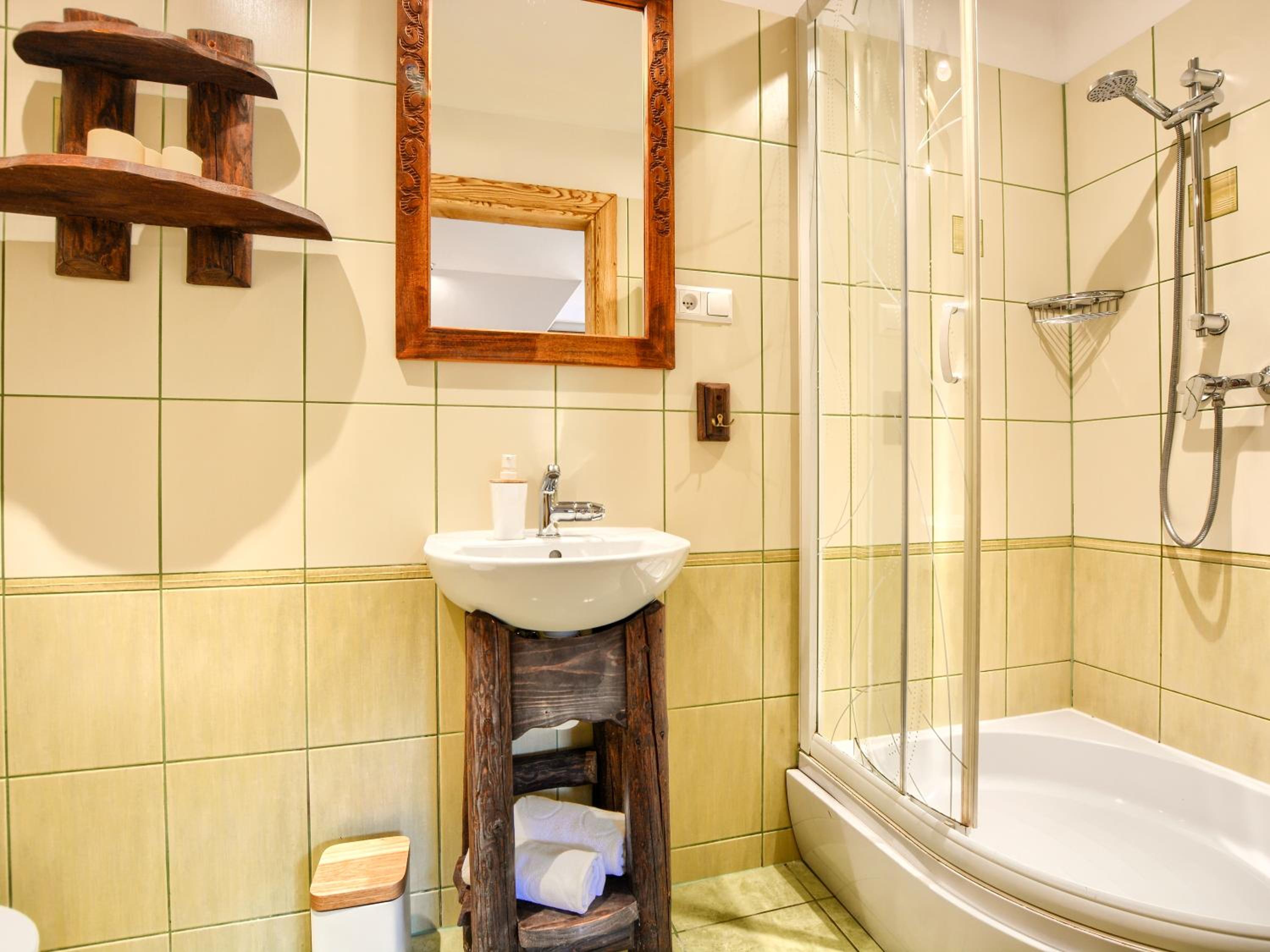 Quadruple Room with Private Bathroom - Photo 4
