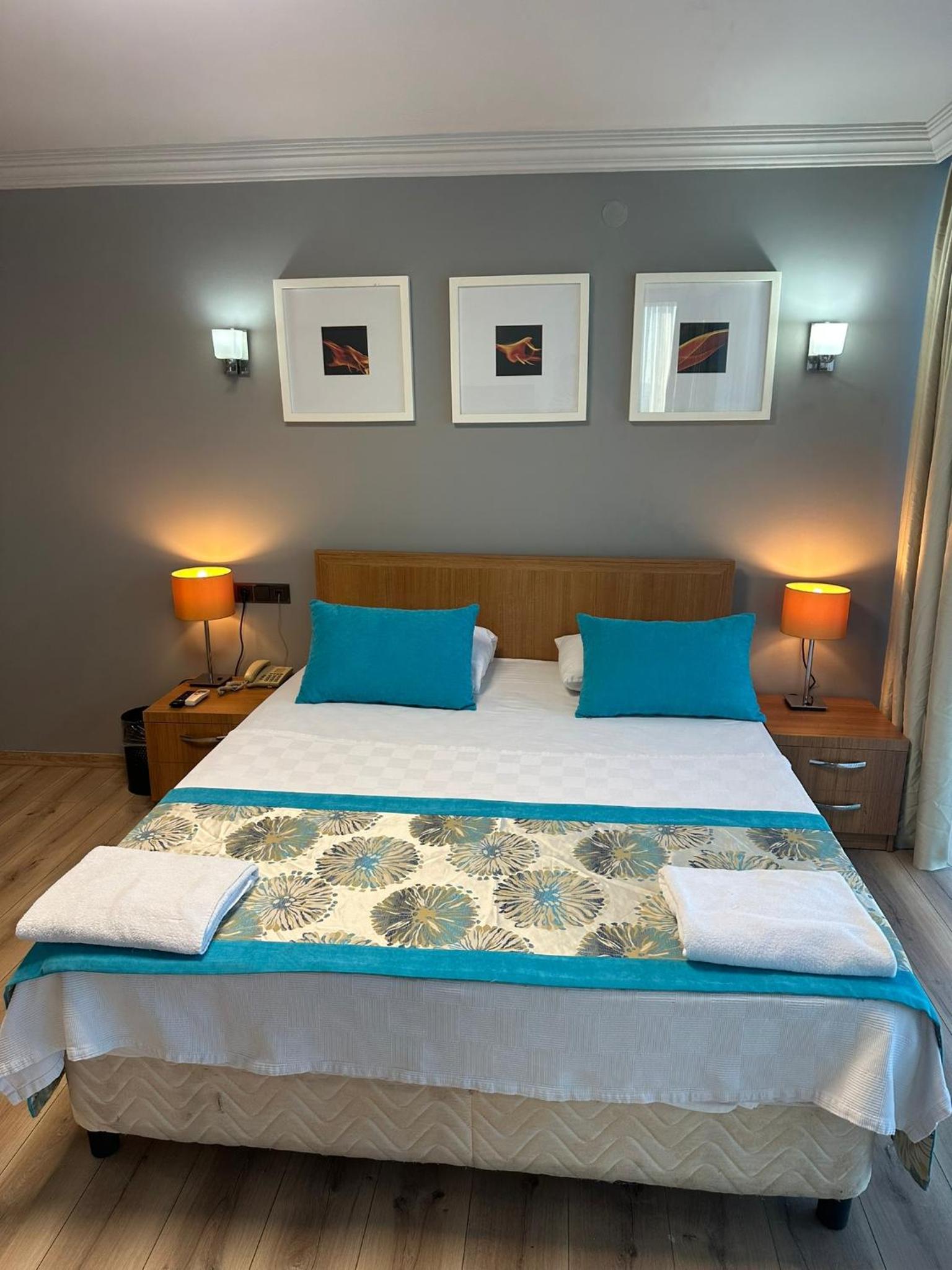 Standard Double or Twin Room - Photo 9