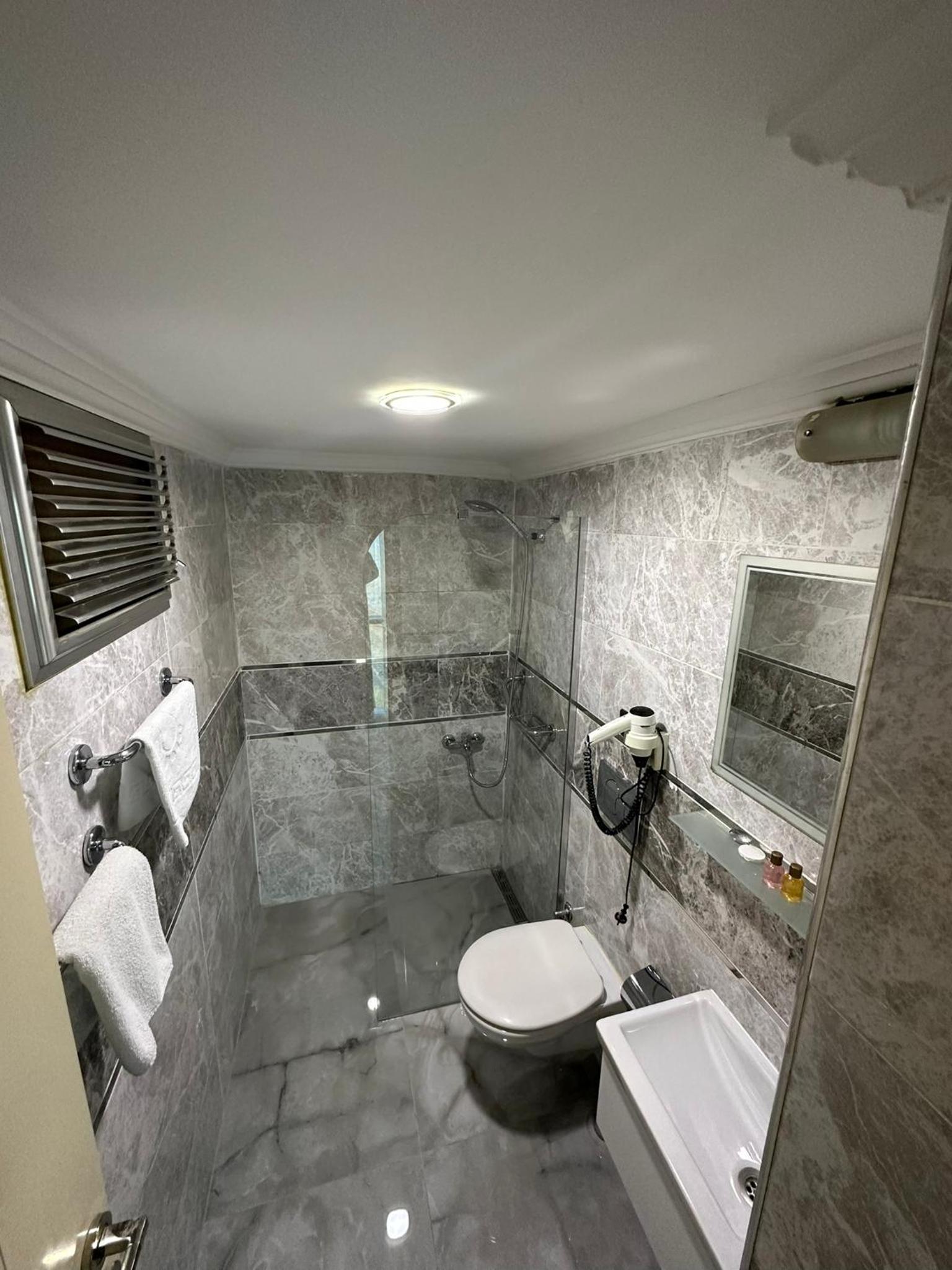 Standard Double or Twin Room - Photo 4