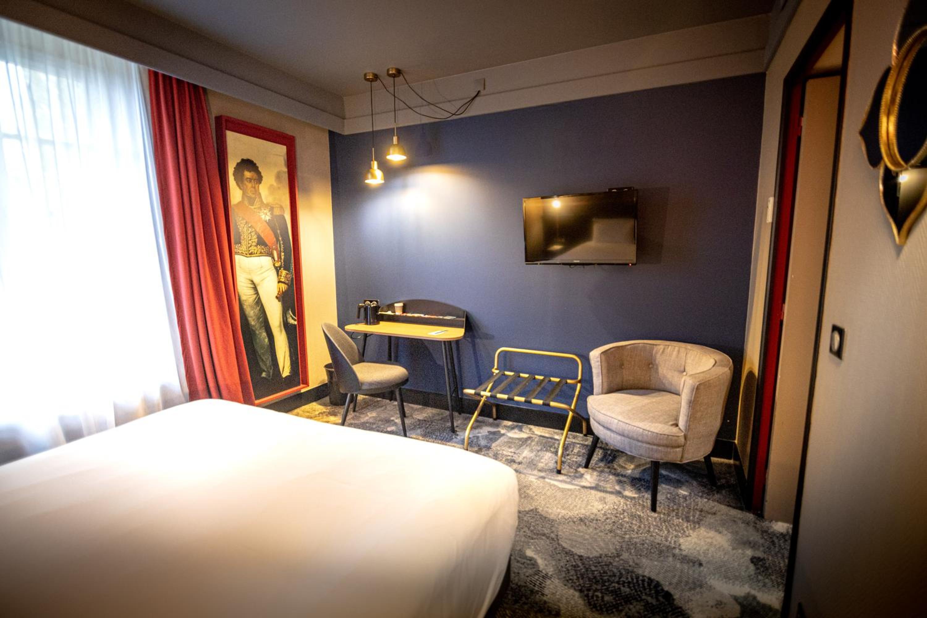Standard King Room - Photo 9