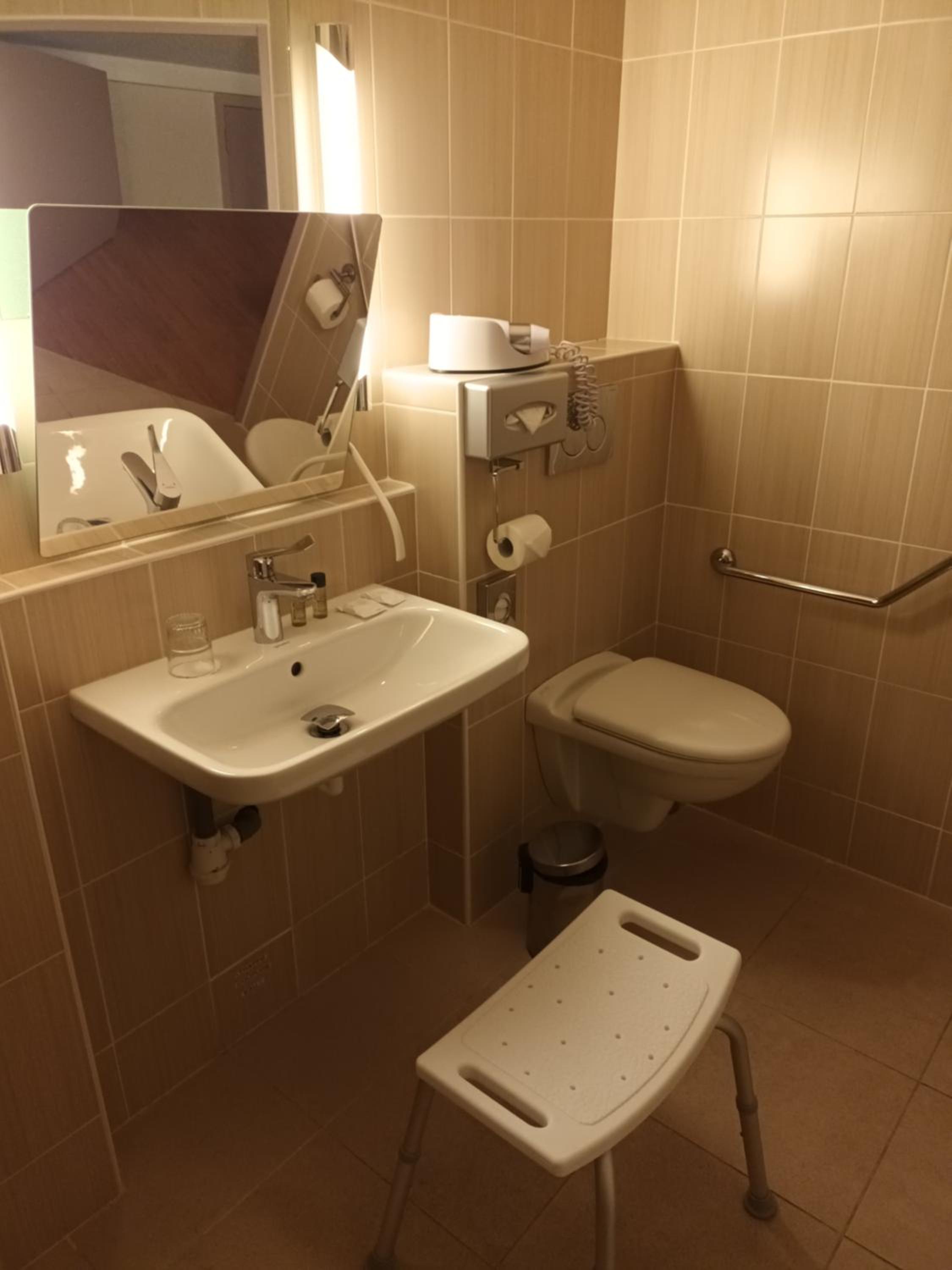 Single Room - Disability Access photo 3