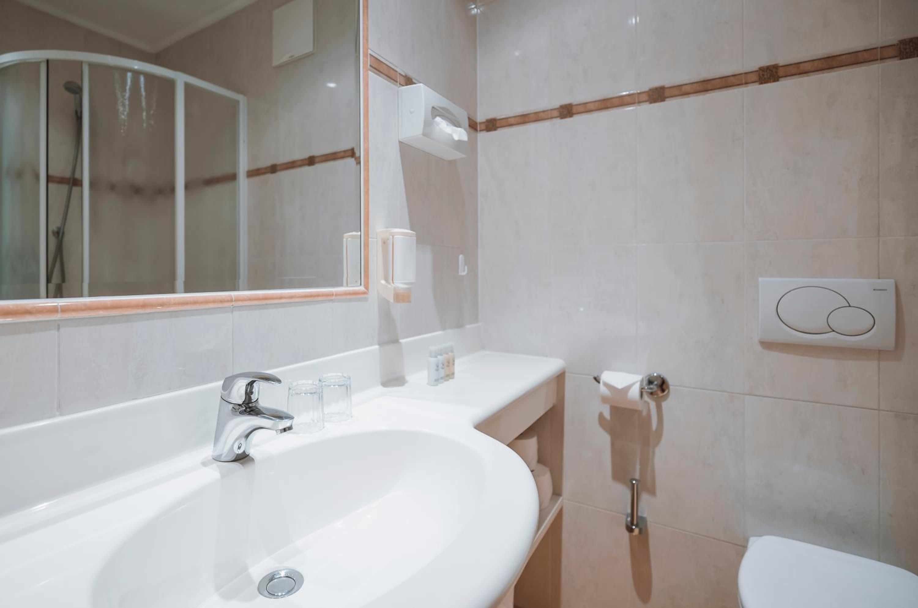 Double Room with Balcony - Photo 8