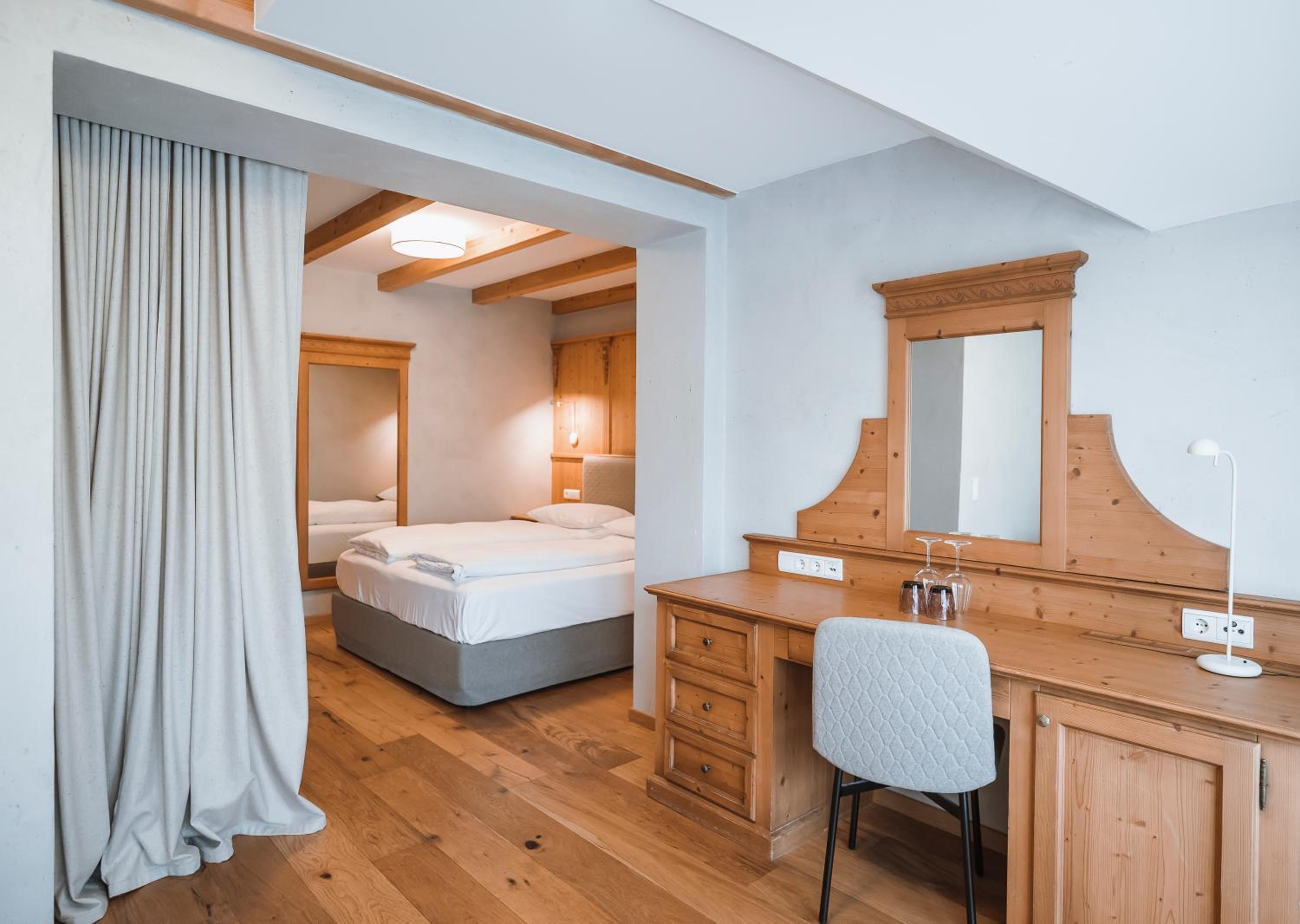 Junior Suite with Balcony - Photo 2
