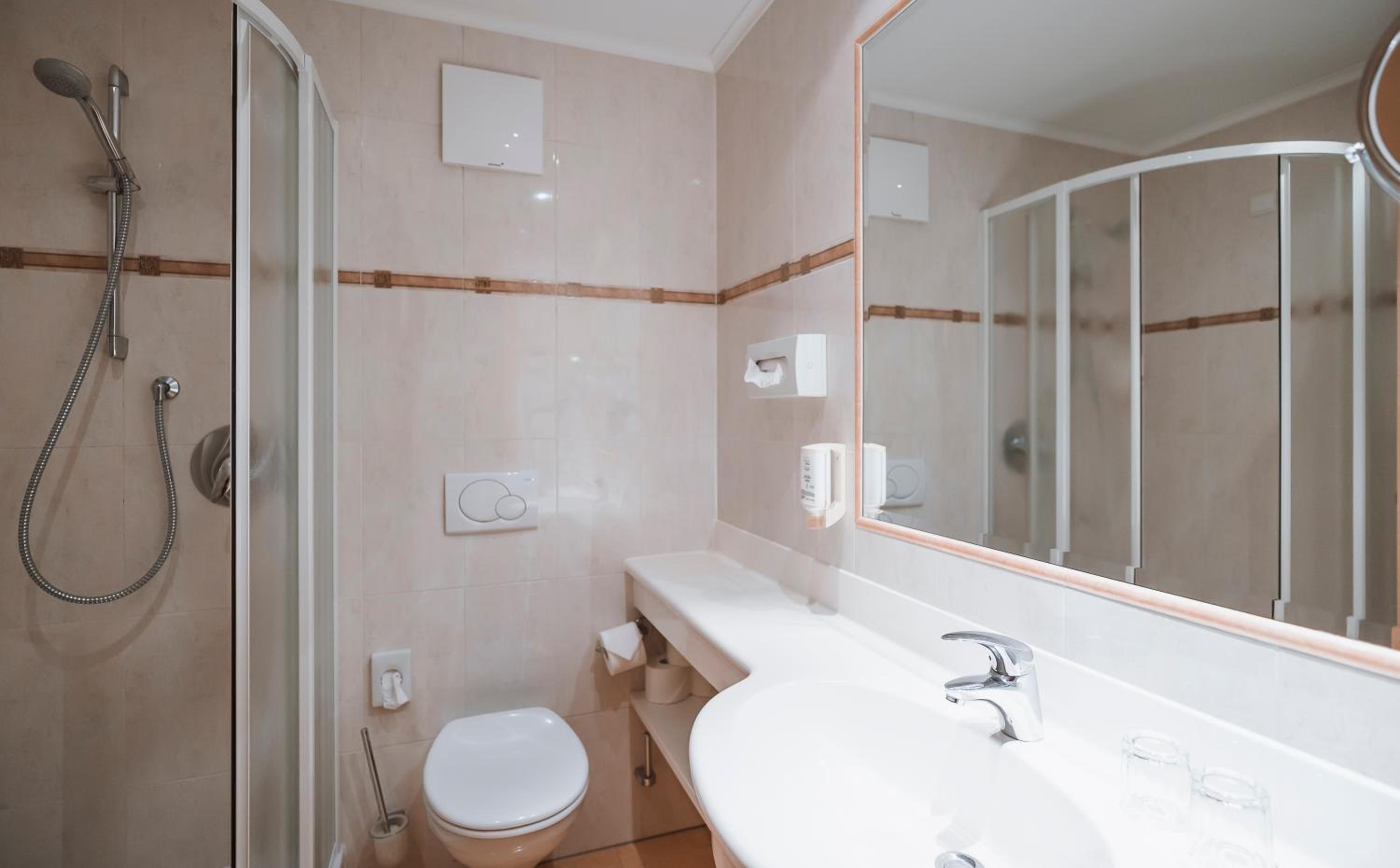 Junior Suite with Balcony - Photo 3
