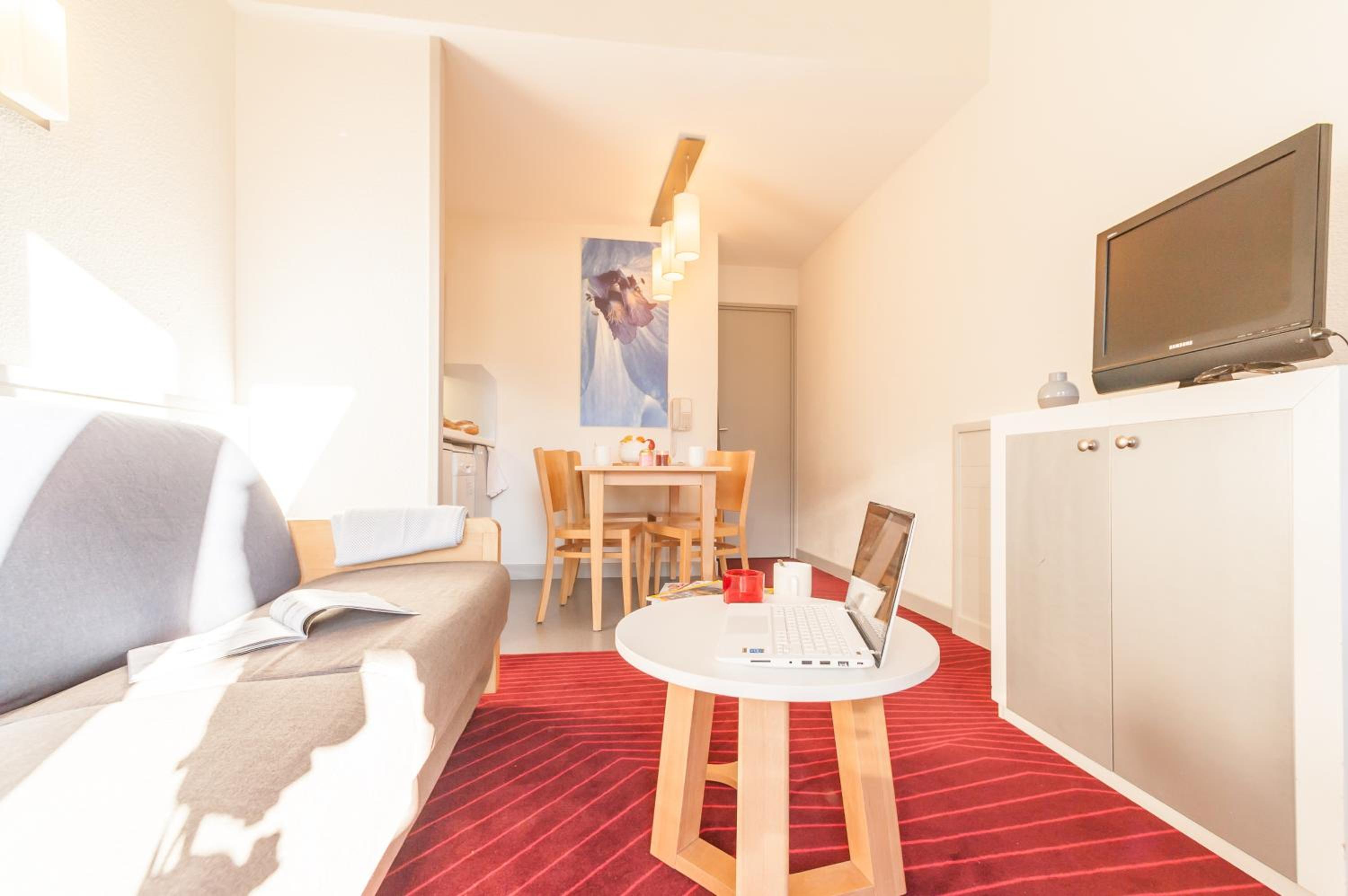 Studio with Sleeping Alcove - Open Mountain View (4 People) photo 2