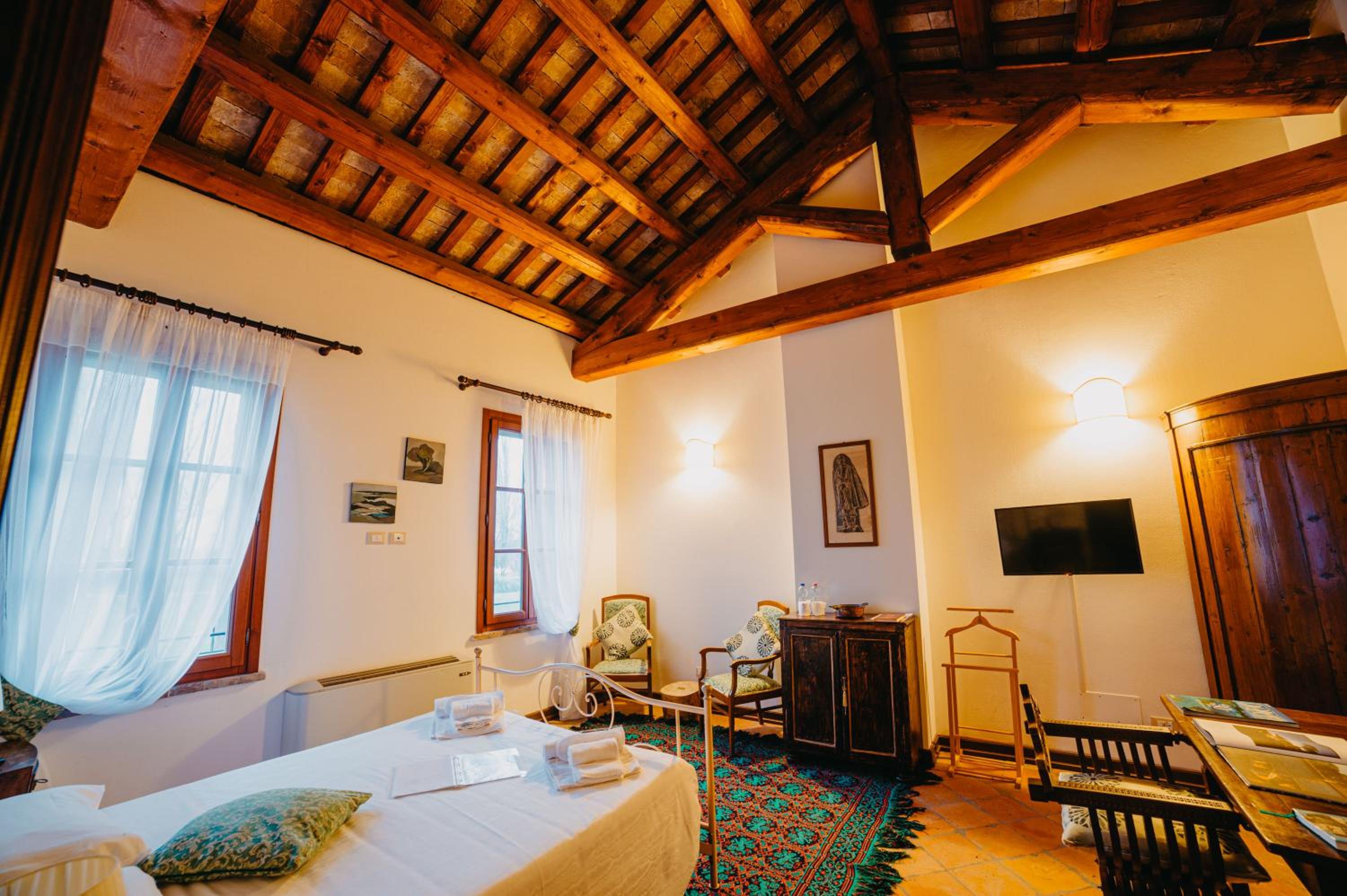 Large Double Room - Photo 4
