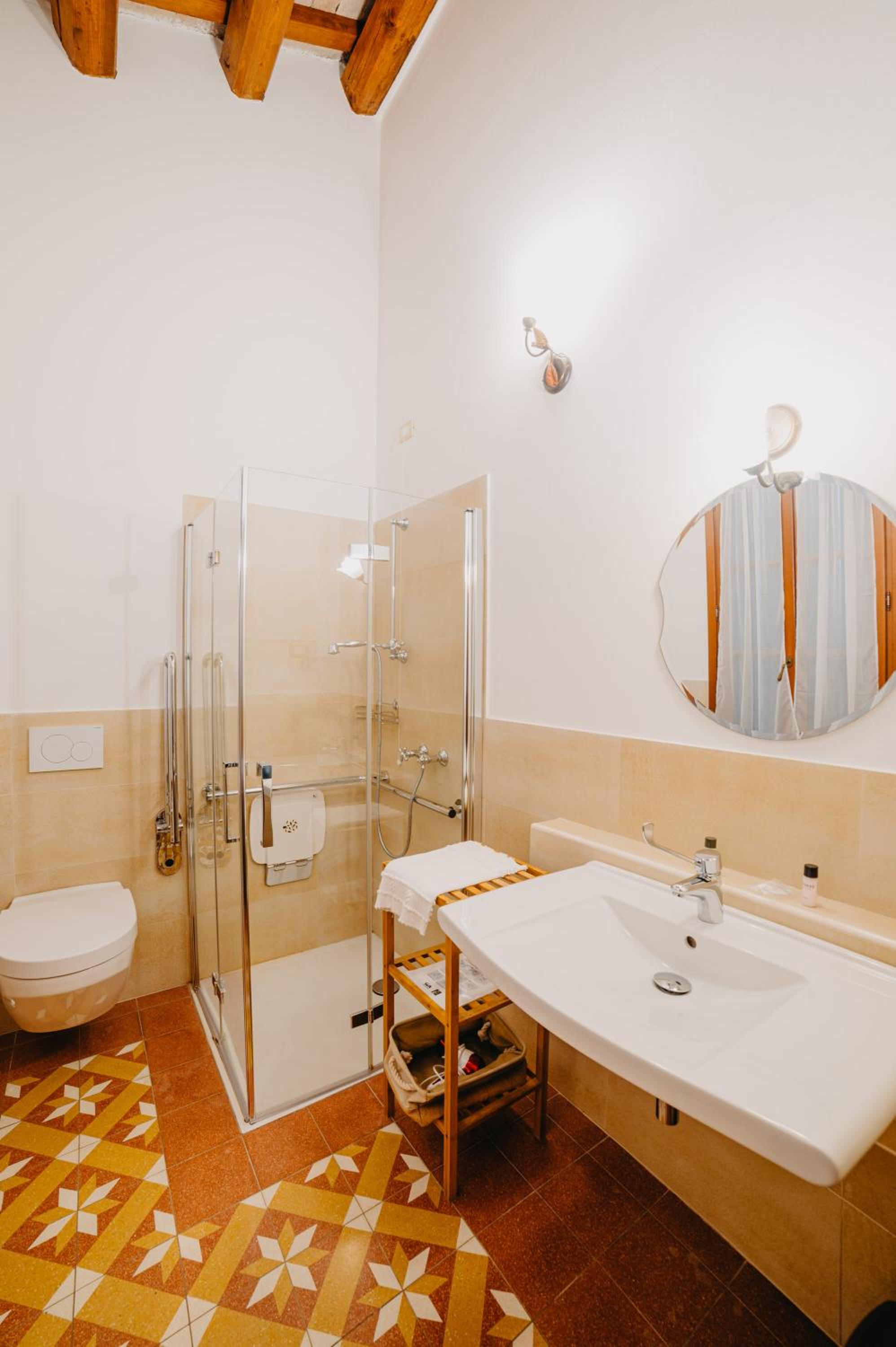 Large Twin Room - Photo 2