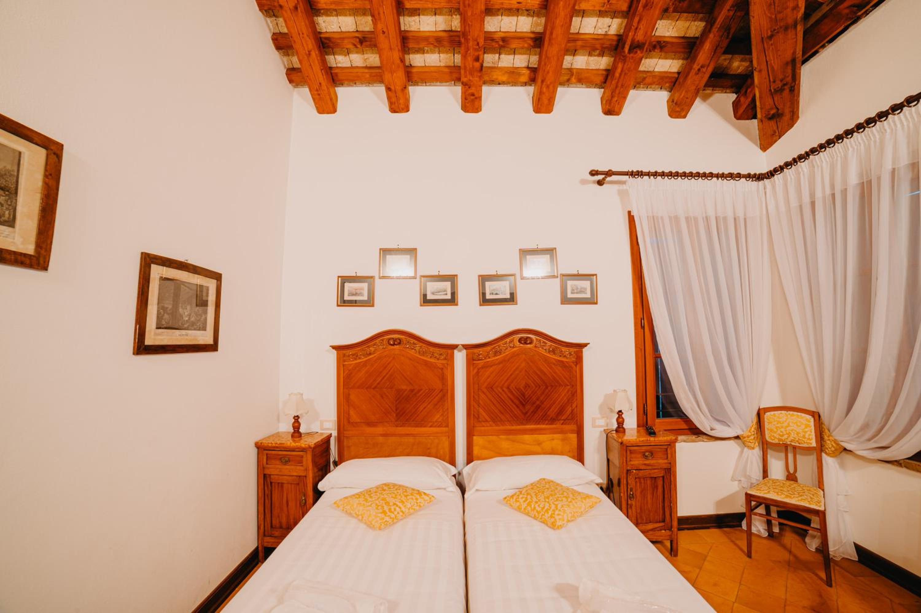 Large Twin Room - Photo 5