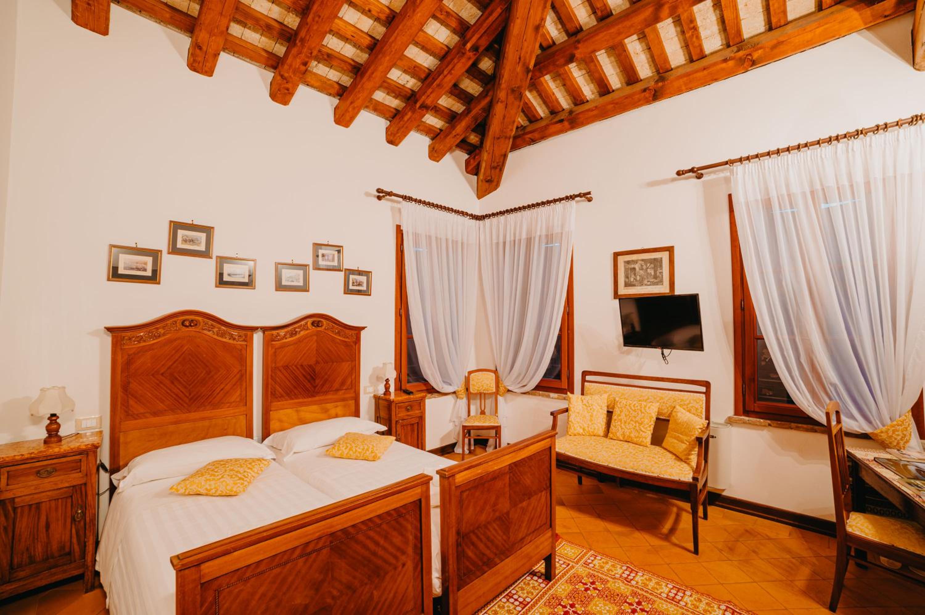 Large Twin Room - Photo 1