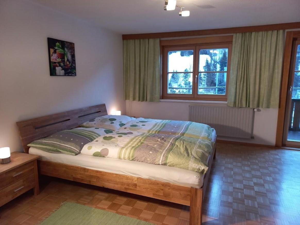 Three-Bedroom Apartment with Shower photo 1